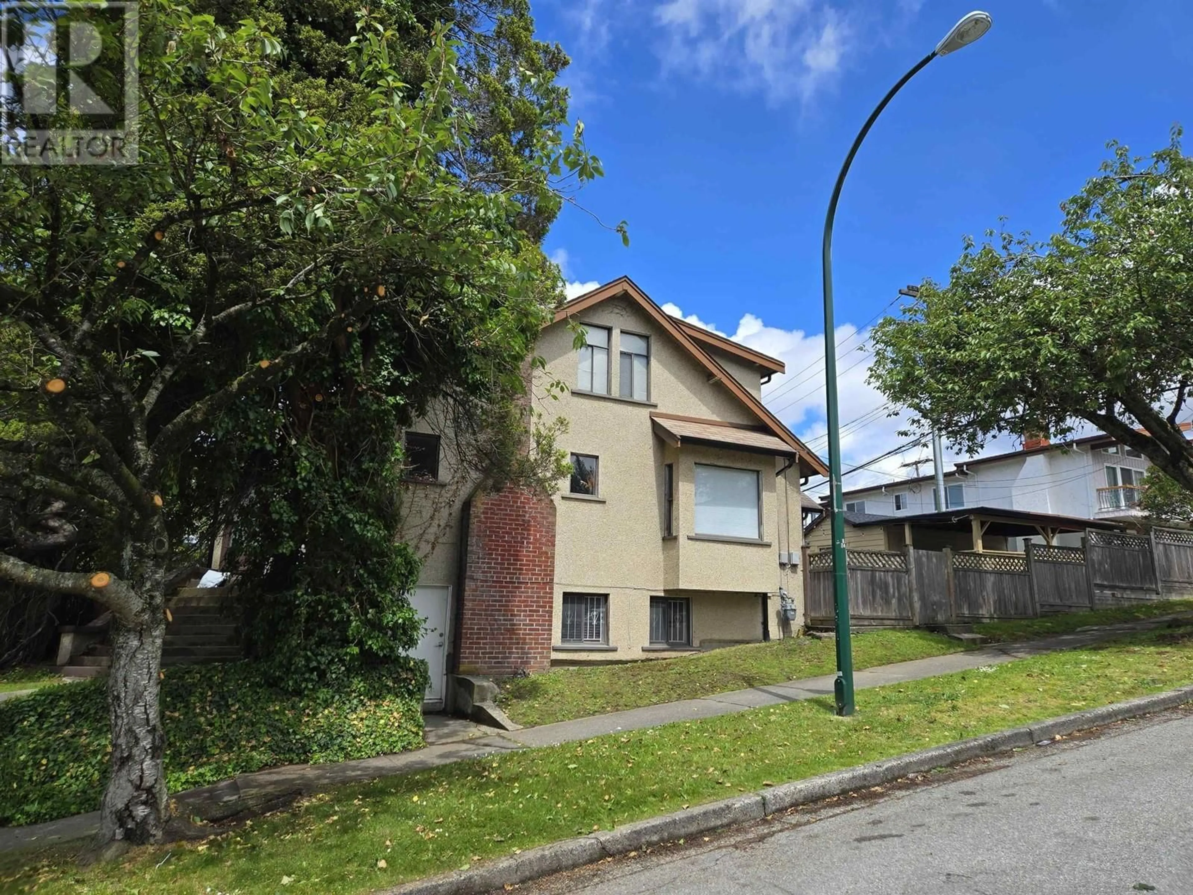 A pic from outside/outdoor area/front of a property/back of a property/a pic from drone, street for 4390 NANAIMO ST, Vancouver British Columbia V5N5J1