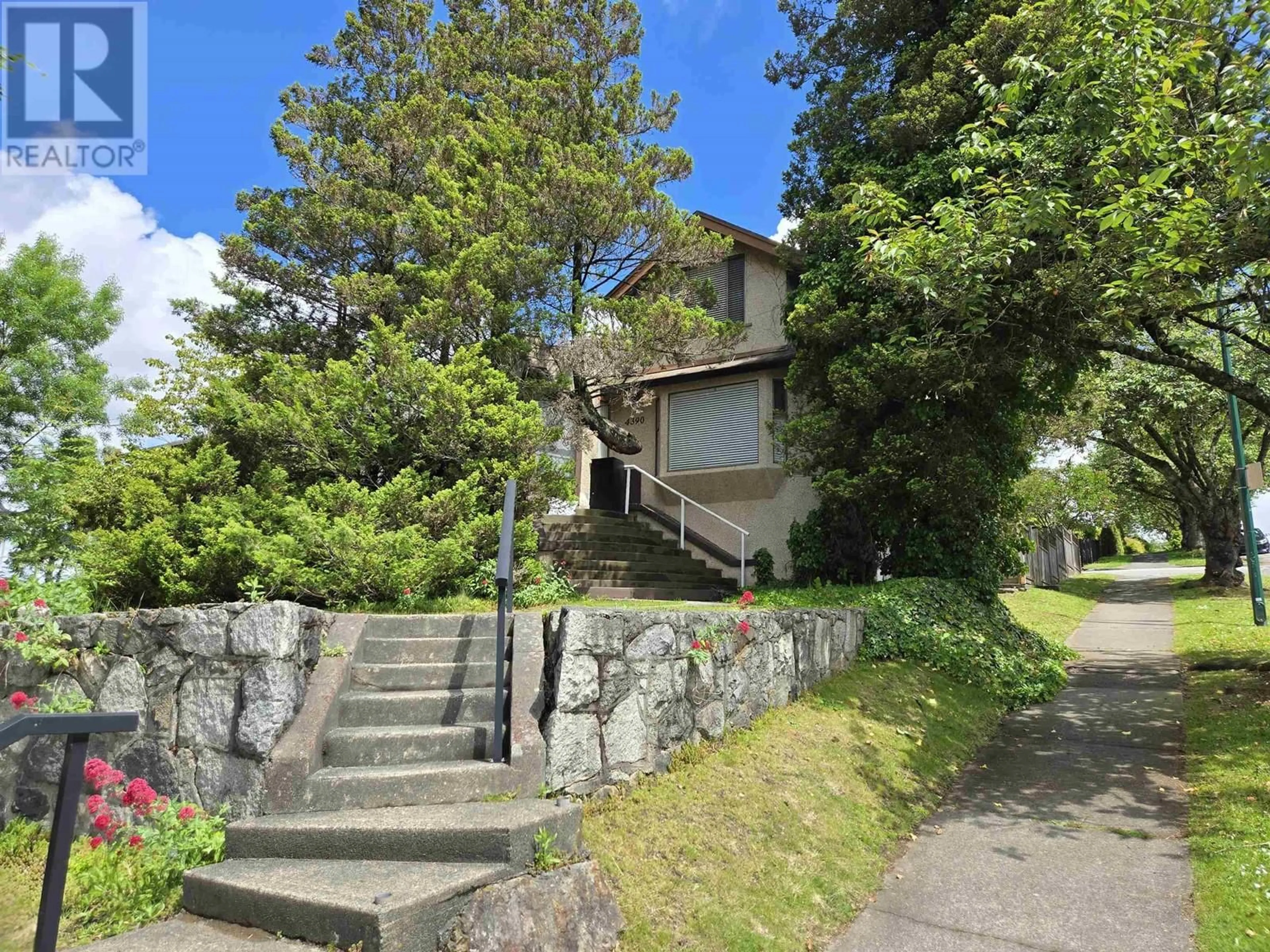 A pic from outside/outdoor area/front of a property/back of a property/a pic from drone, street for 4390 NANAIMO STREET, Vancouver British Columbia V5N5J1