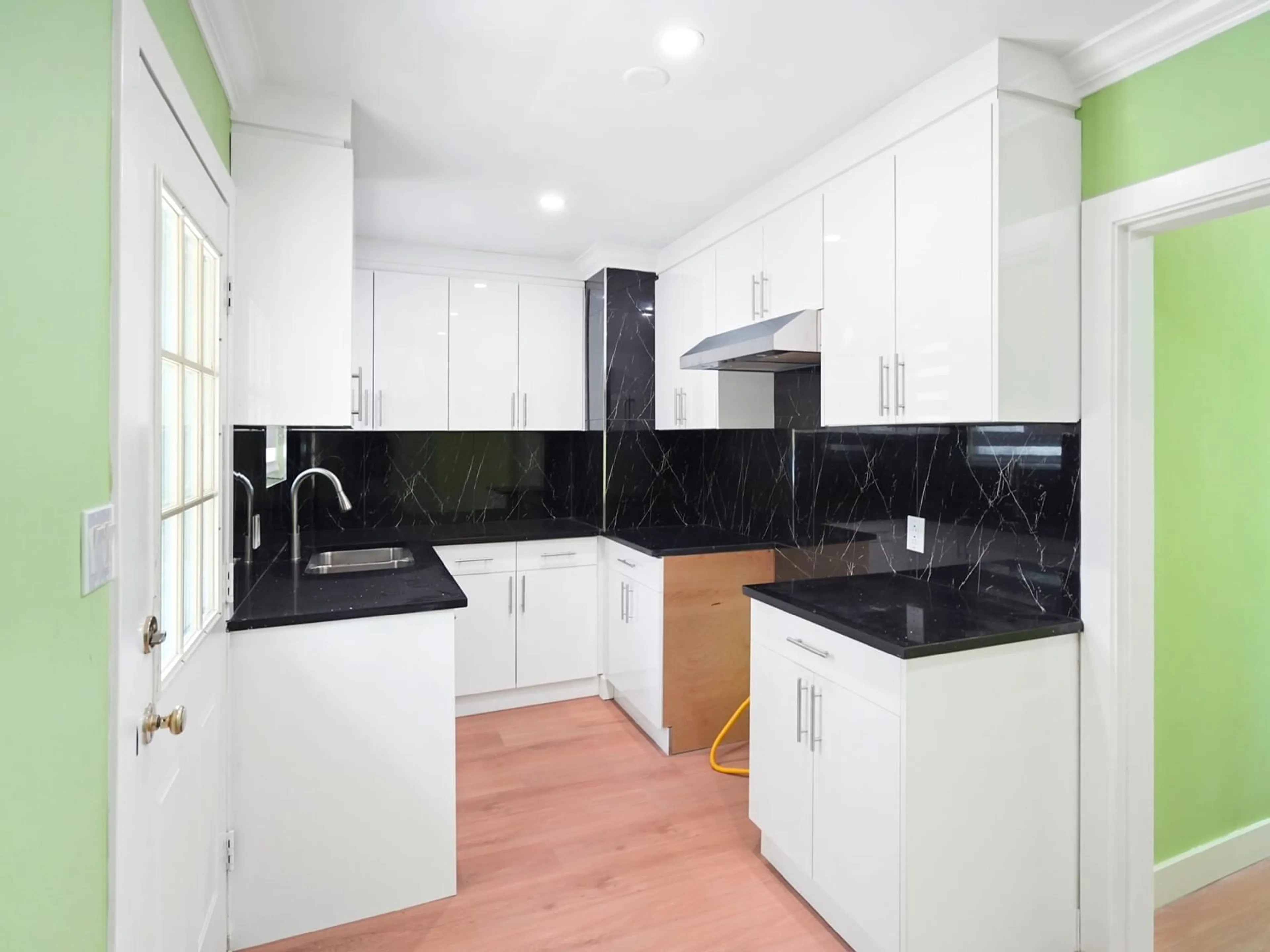 Standard kitchen, unknown for 14935 KEW, Surrey British Columbia V3R4Y1