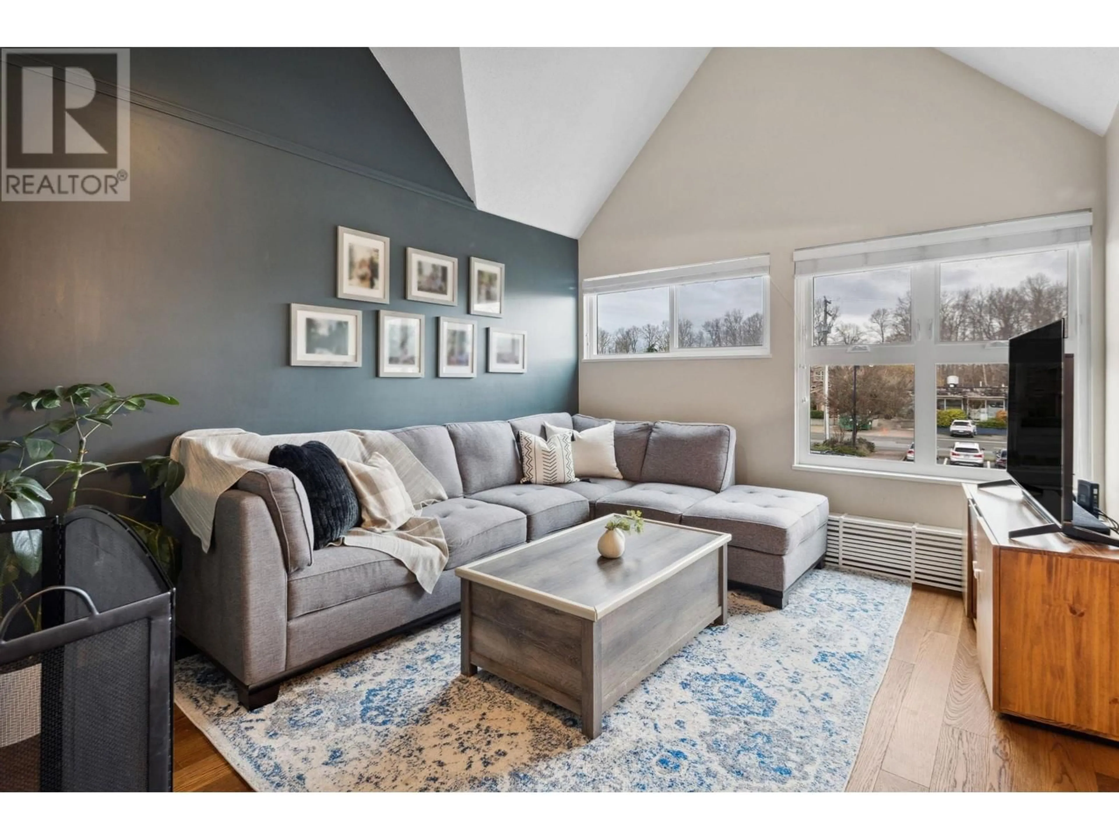 Living room with furniture, wood/laminate floor for 10 - 4925 ELLIOTT STREET, Delta British Columbia V4K4L2