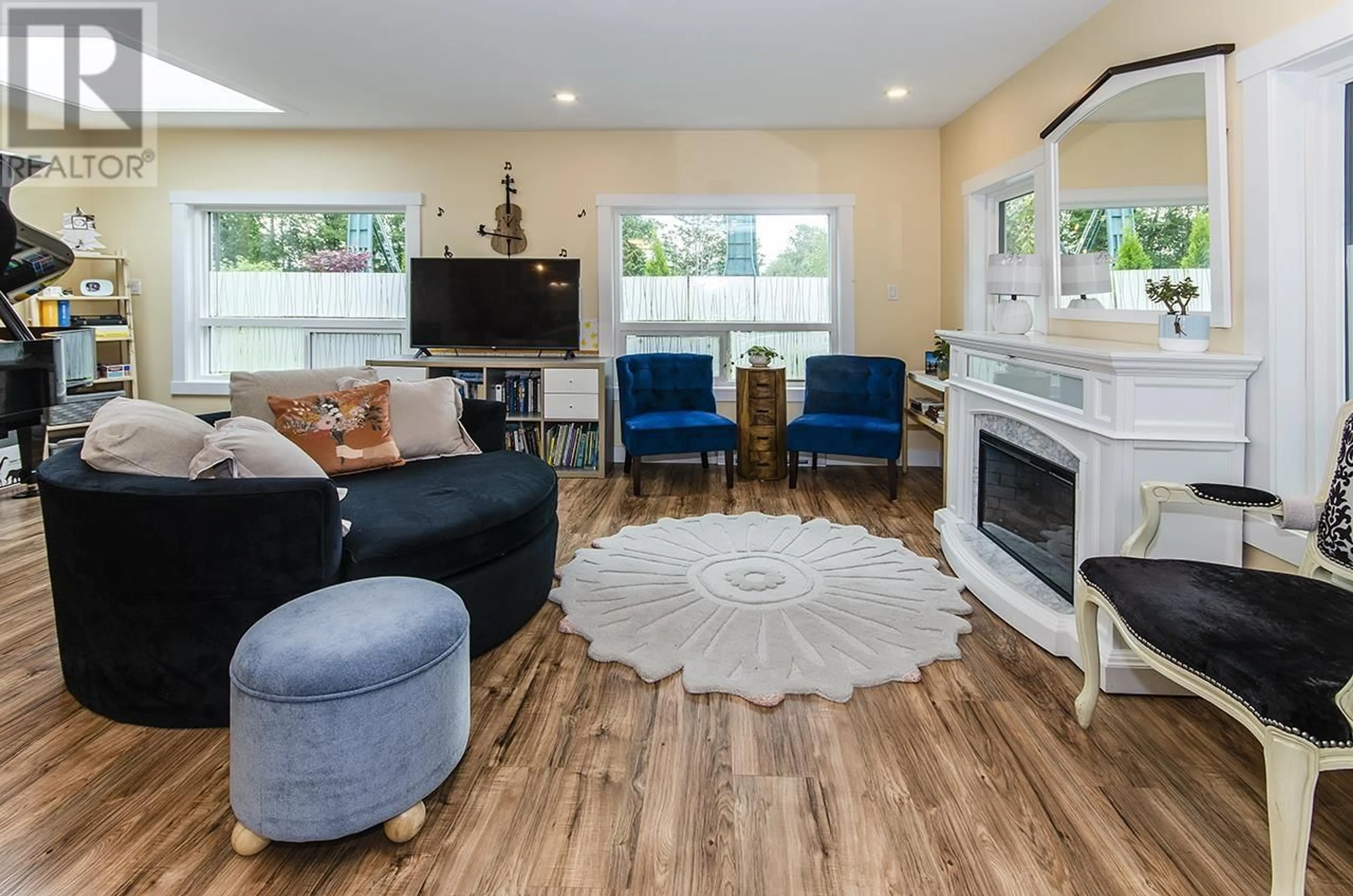 Living room with furniture, unknown for 401 RAINDANCE CRESCENT, West Vancouver British Columbia V7P1C1