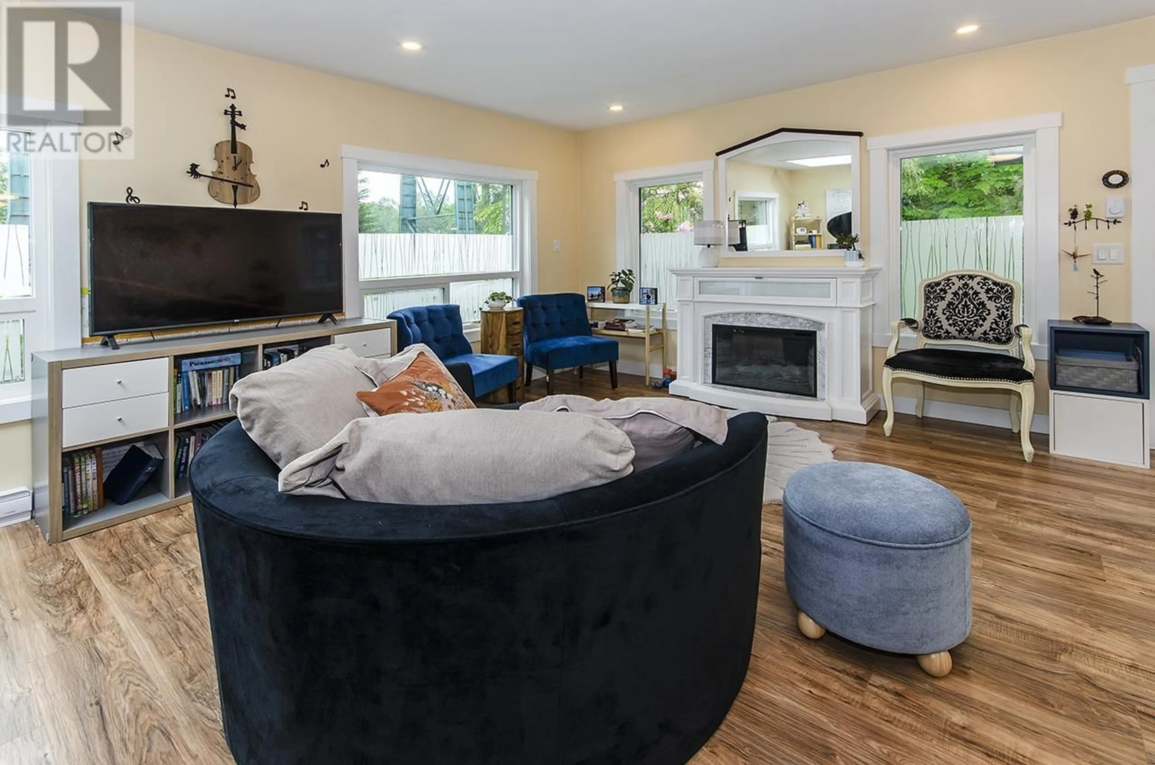 Living room with furniture, unknown for 401 RAINDANCE CRESCENT, West Vancouver British Columbia V7P1C1