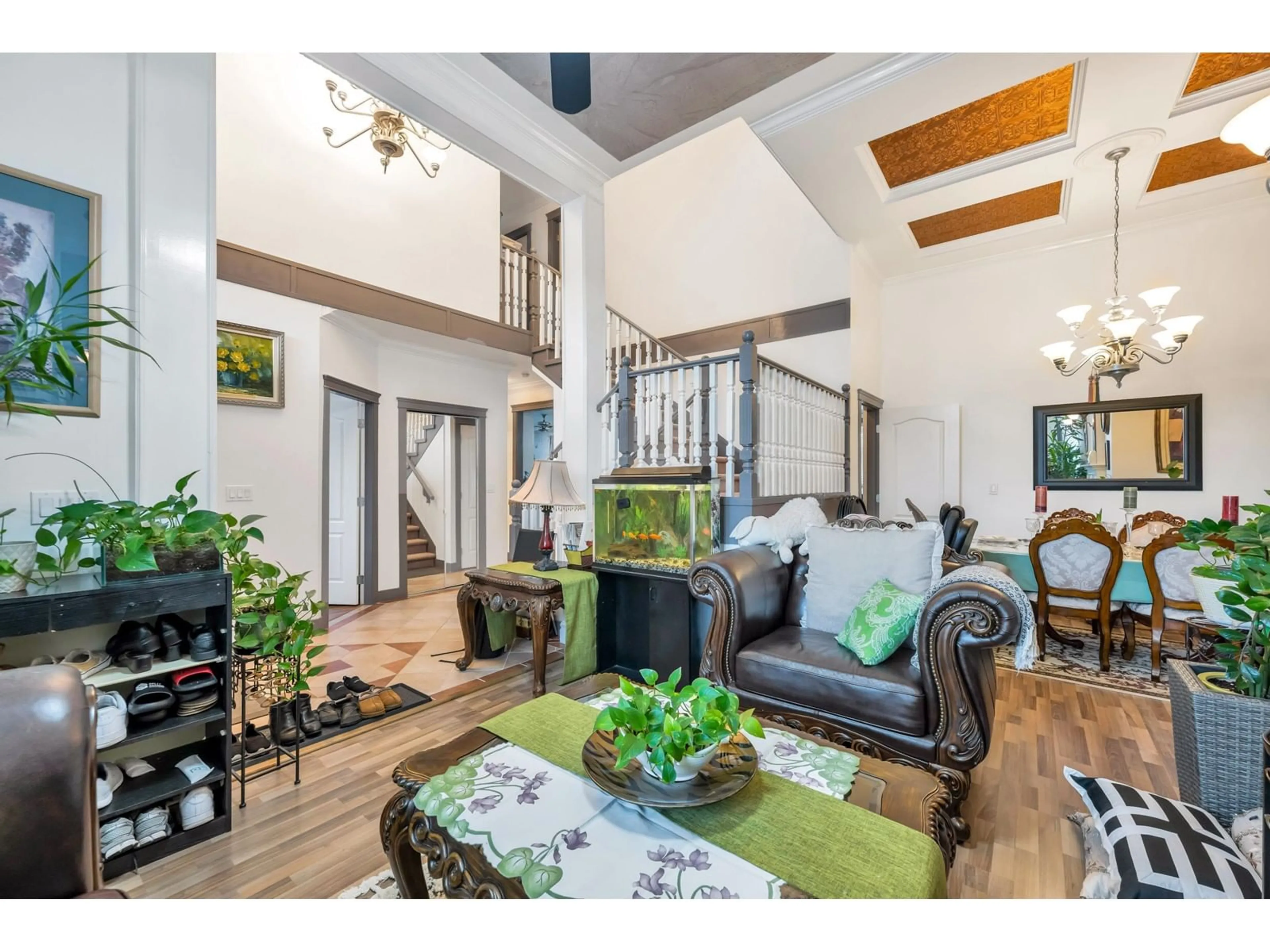 Living room with furniture, wood/laminate floor for 9093 141B, Surrey British Columbia V3V8E2
