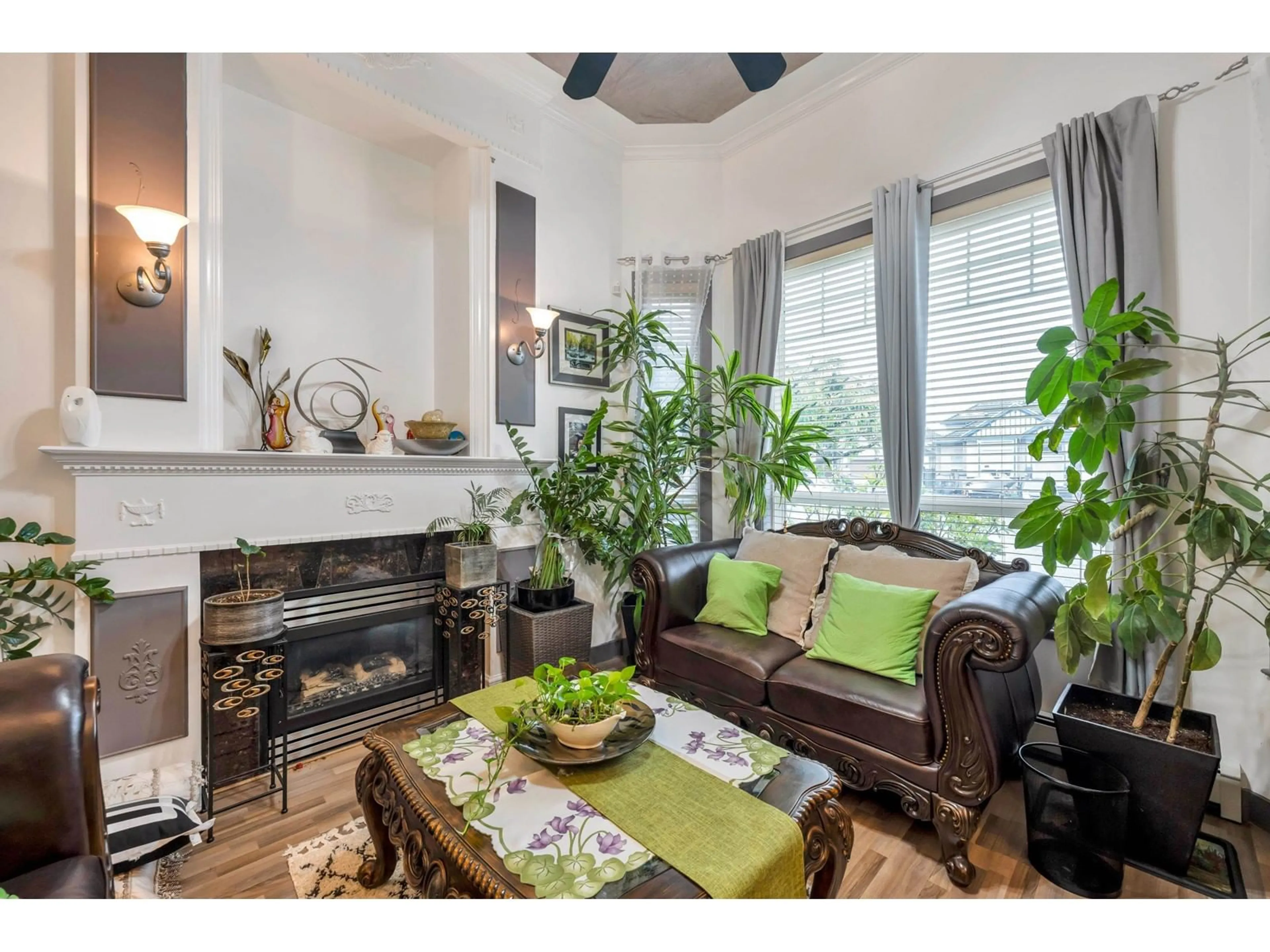 Living room with furniture, wood/laminate floor for 9093 141B, Surrey British Columbia V3V8E2