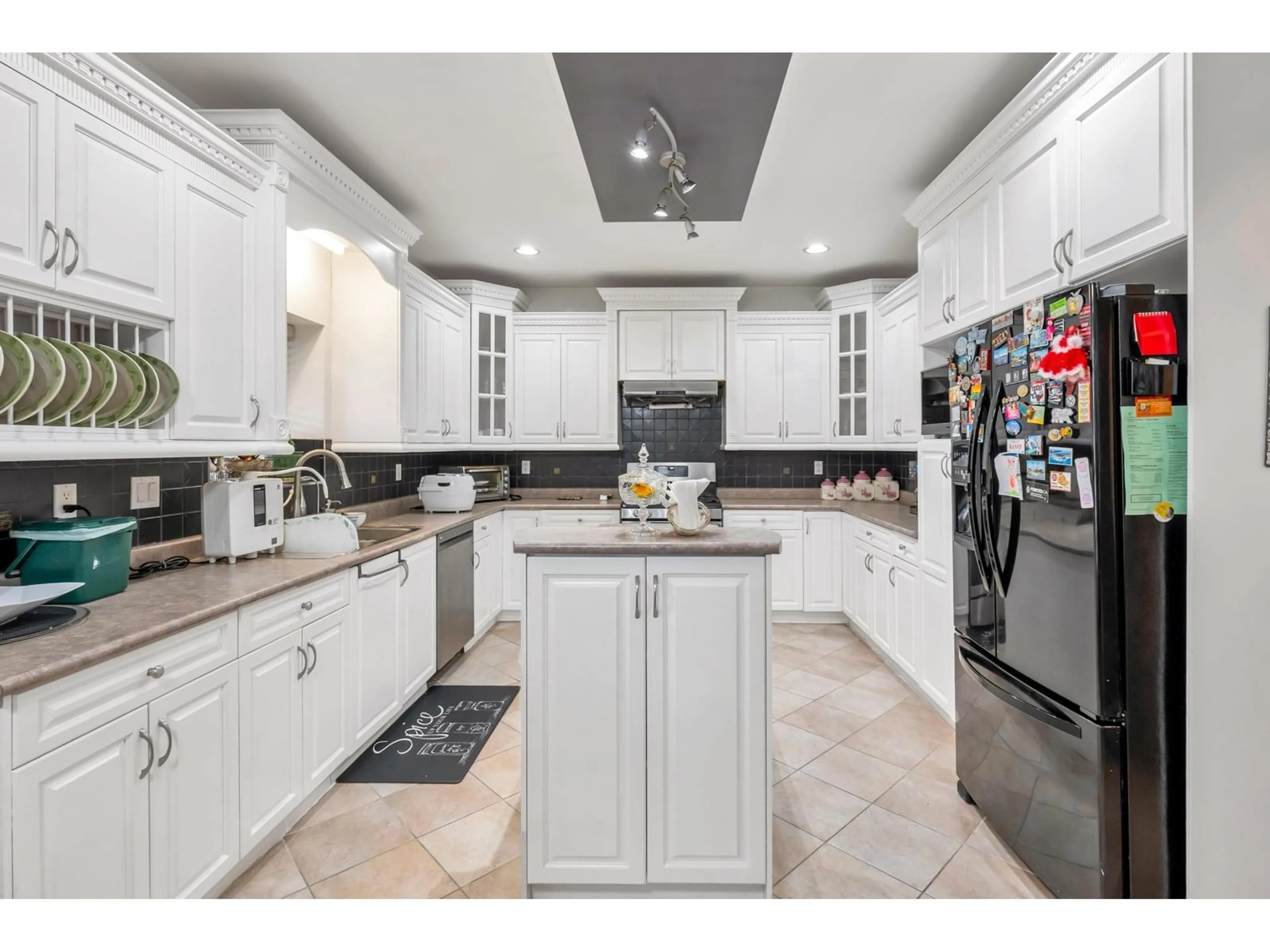 Open concept kitchen, ceramic/tile floor for 9093 141B, Surrey British Columbia V3V8E2
