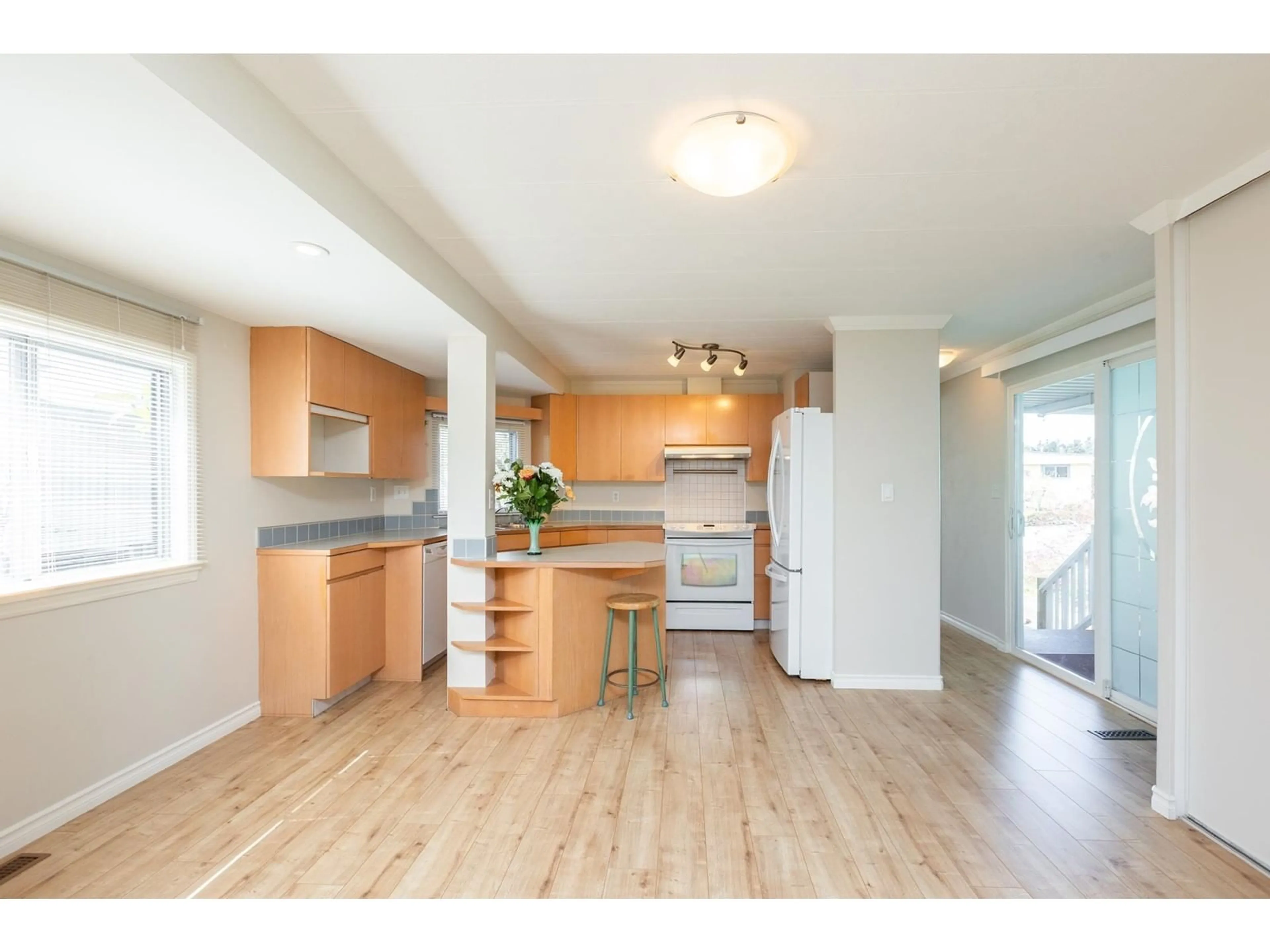 Open concept kitchen, wood/laminate floor for 2102 CUMBRIA, Surrey British Columbia V4A5K3
