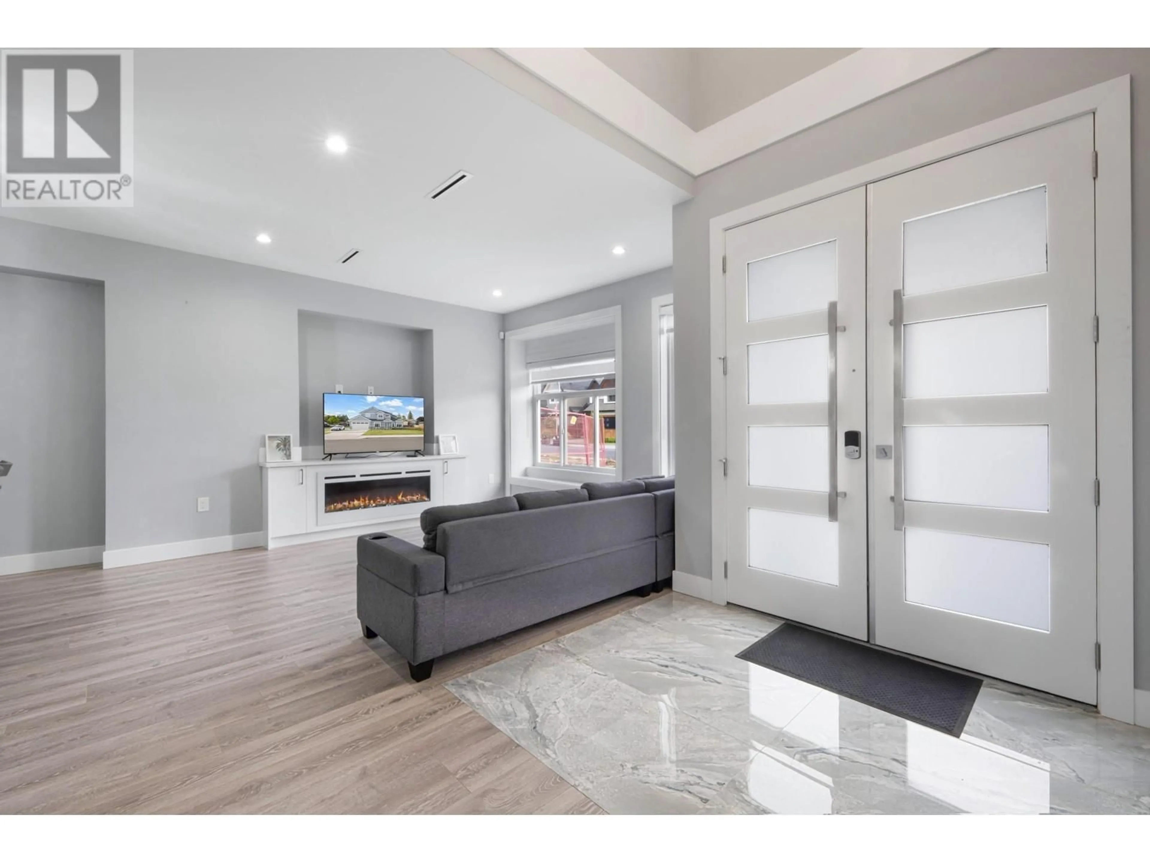 Indoor entryway for 5471 52 AVENUE, Ladner British Columbia V4K2C6