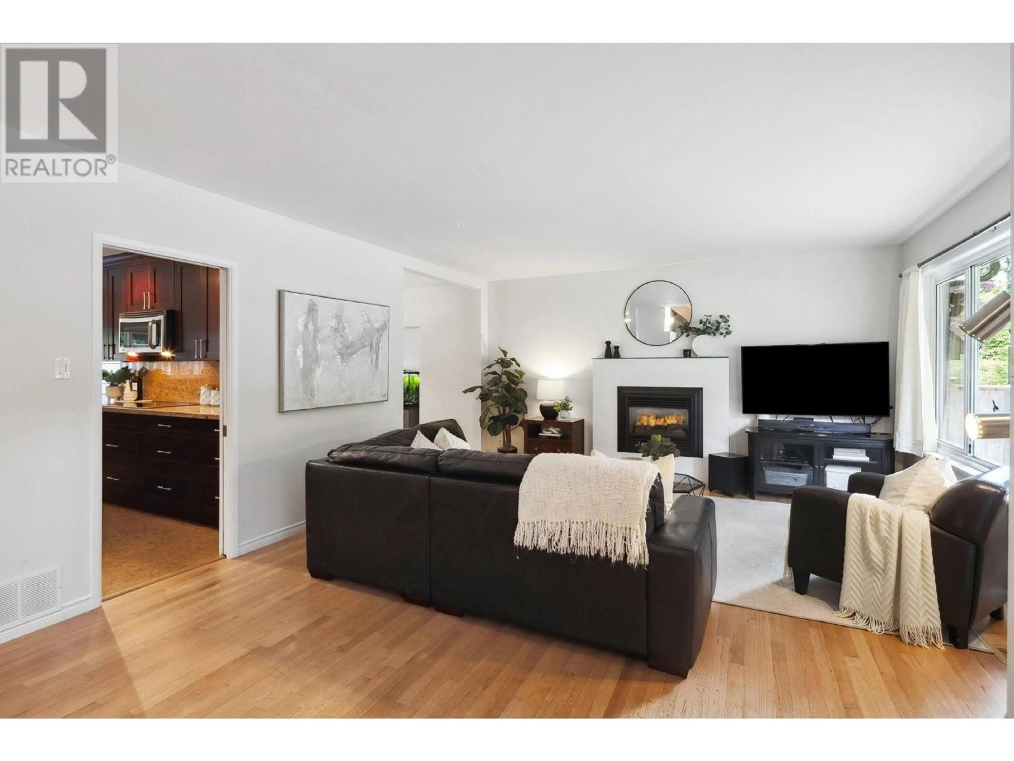 Living room with furniture, wood/laminate floor for 2230 CHAPMAN WAY, North Vancouver British Columbia V7H1W1