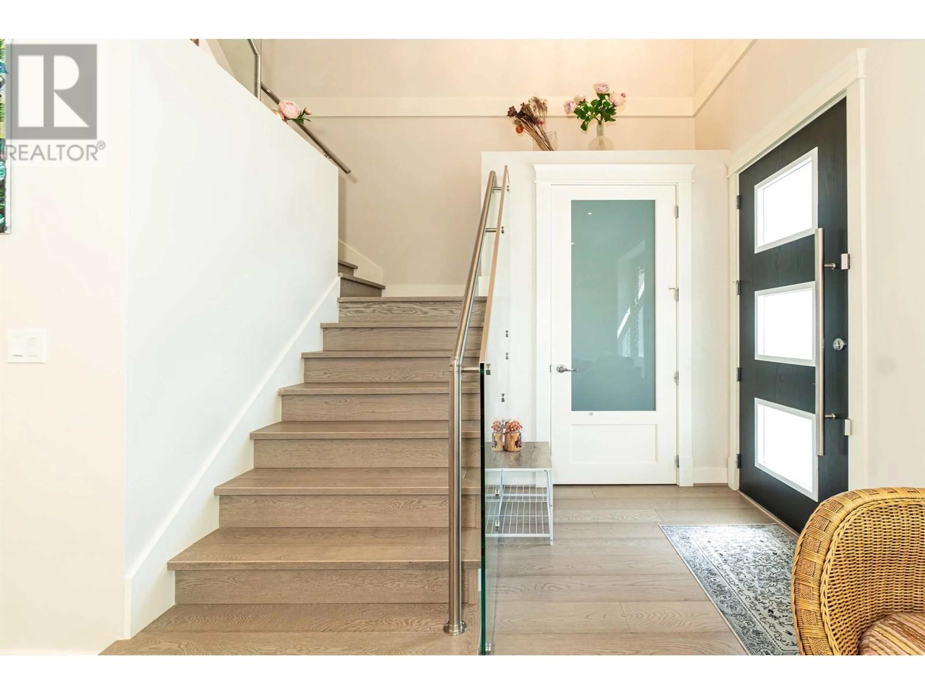 Indoor entryway for 4289 PARKER STREET, Burnaby British Columbia V5C3C4