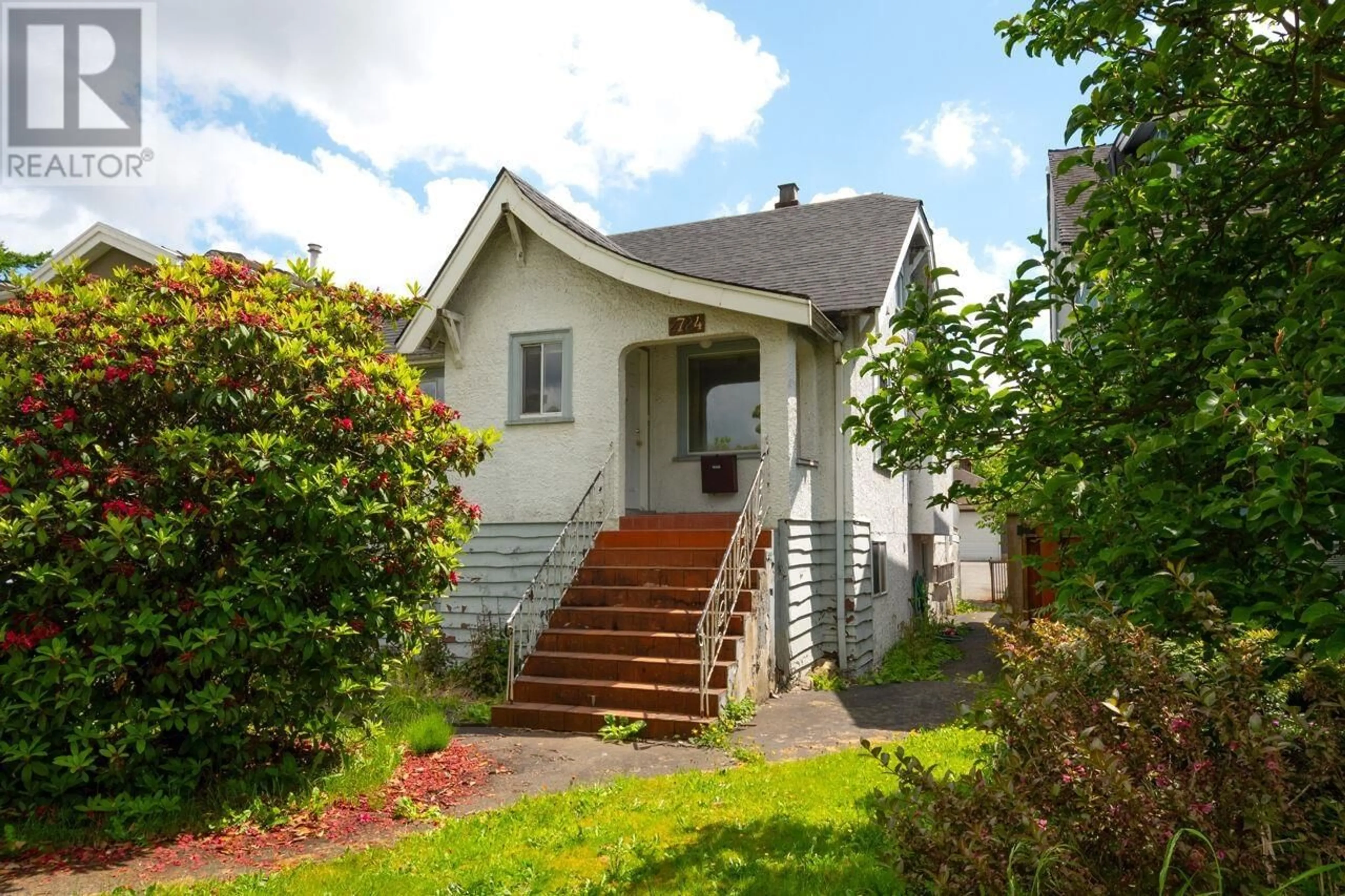 Home with vinyl exterior material, street for 2724 CHARLES STREET, Vancouver British Columbia V5K3A7