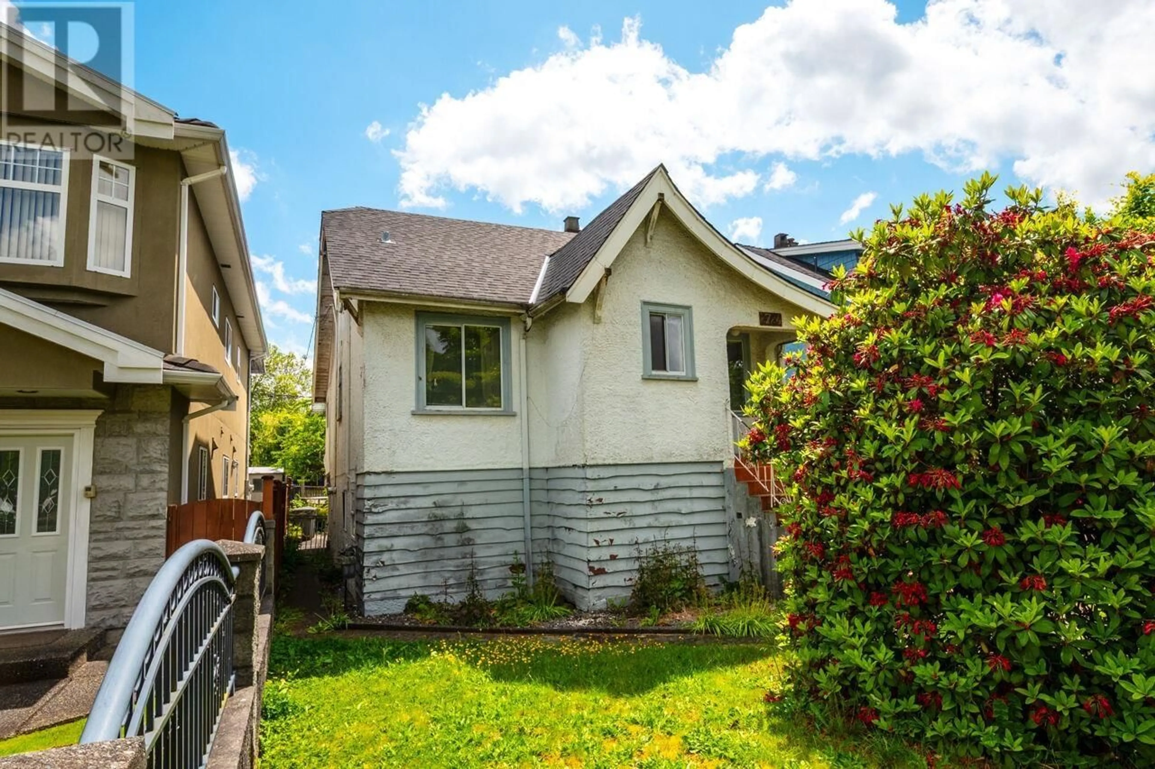 Unknown for 2724 CHARLES STREET, Vancouver British Columbia V5K3A7