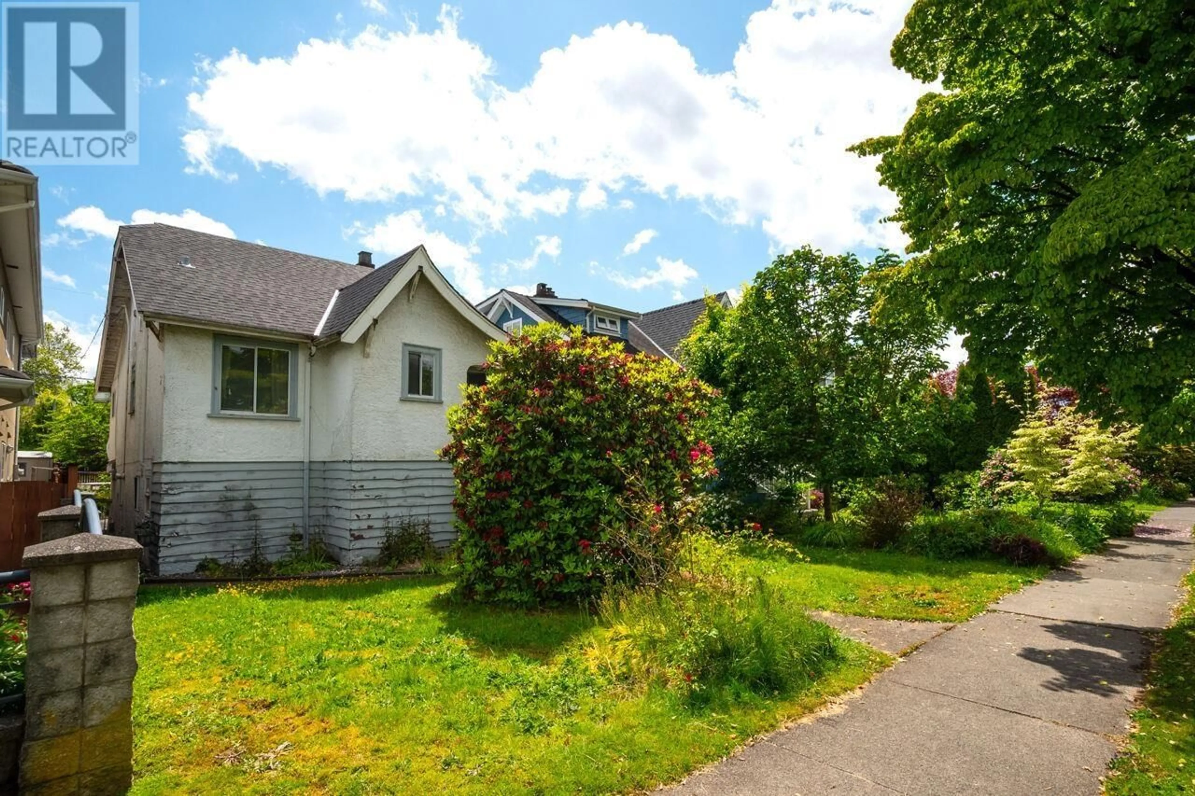 A pic from outside/outdoor area/front of a property/back of a property/a pic from drone, street for 2724 CHARLES STREET, Vancouver British Columbia V5K3A7