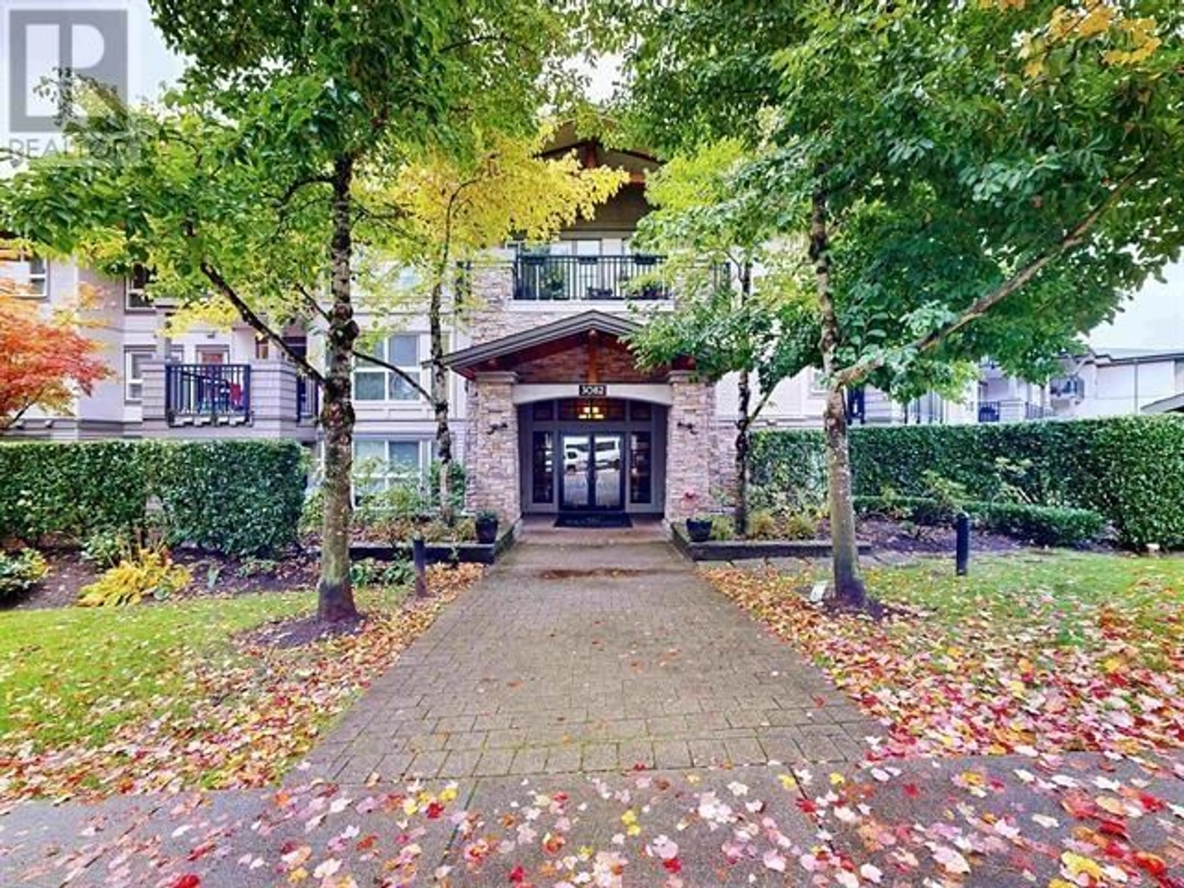 Indoor foyer for 411 - 3082 DAYANEE SPRINGS BOULEVARD, Coquitlam British Columbia V3E0A3