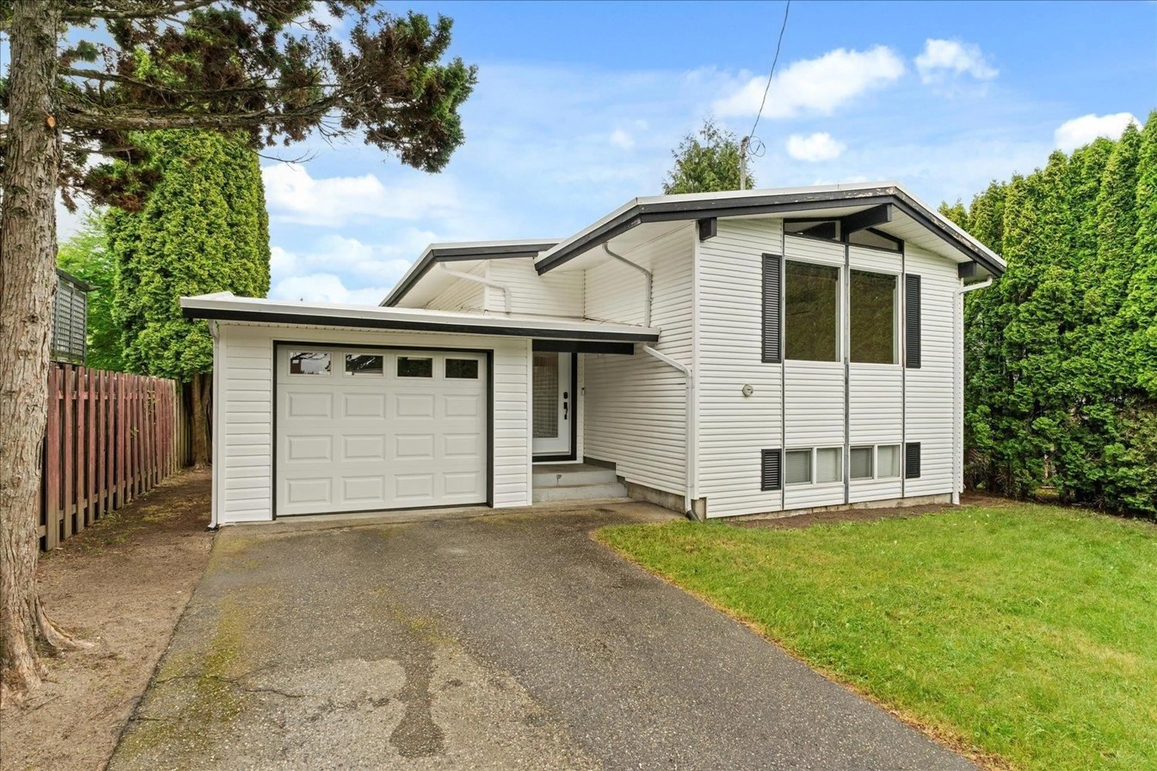 Home with vinyl exterior material, street for 598 THACKER AVENUE, Hope British Columbia V0X1L0