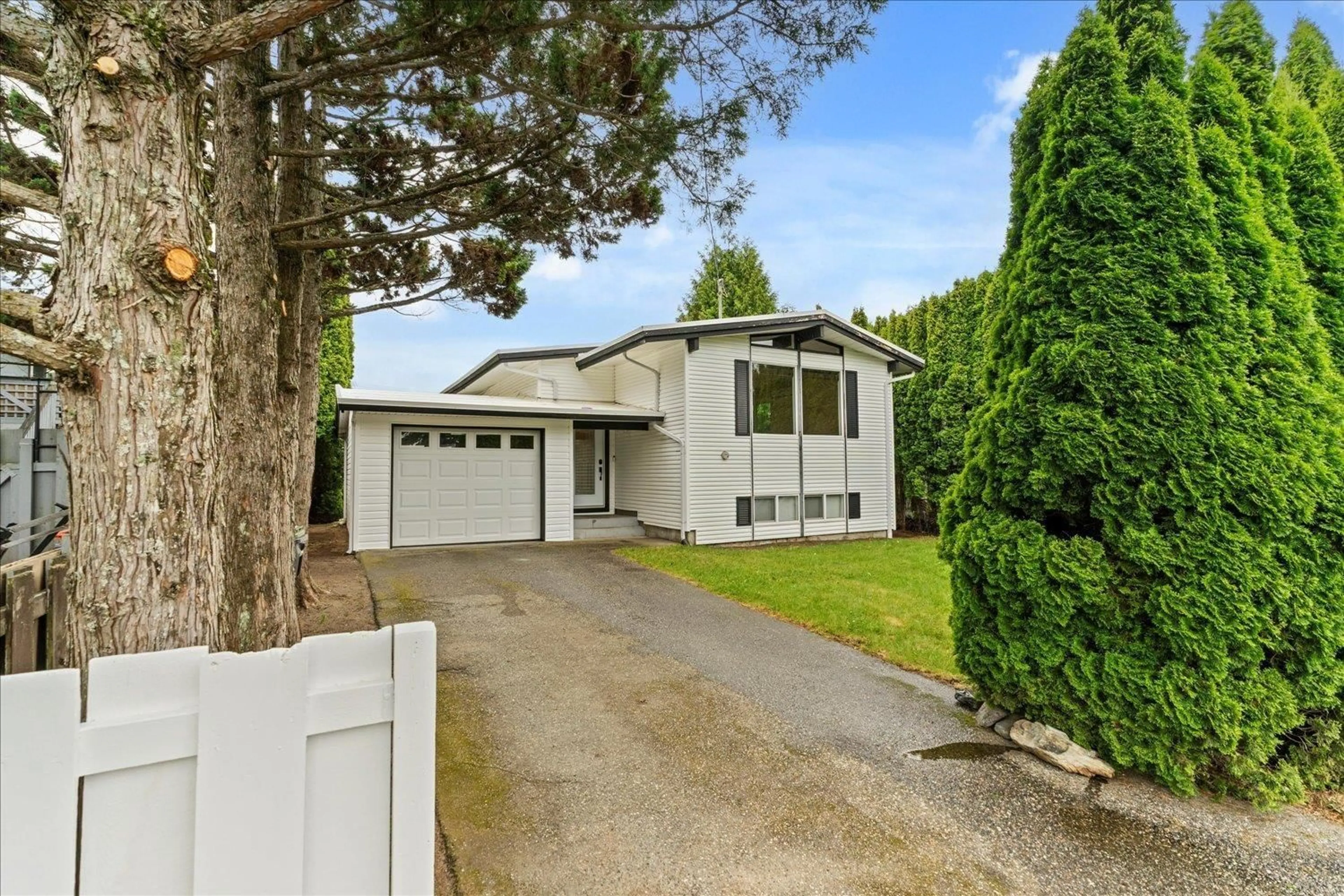 Home with vinyl exterior material, street for 598 THACKER AVENUE, Hope British Columbia V0X1L0