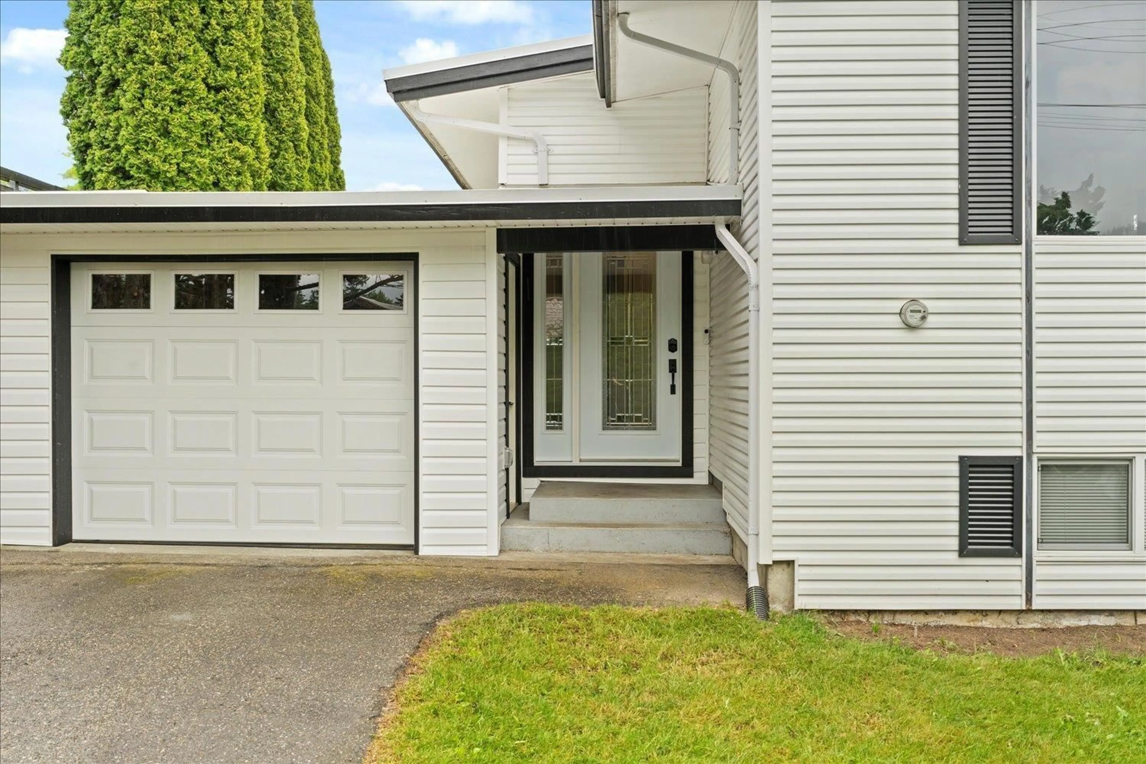 Home with vinyl exterior material, street for 598 THACKER AVENUE, Hope British Columbia V0X1L0