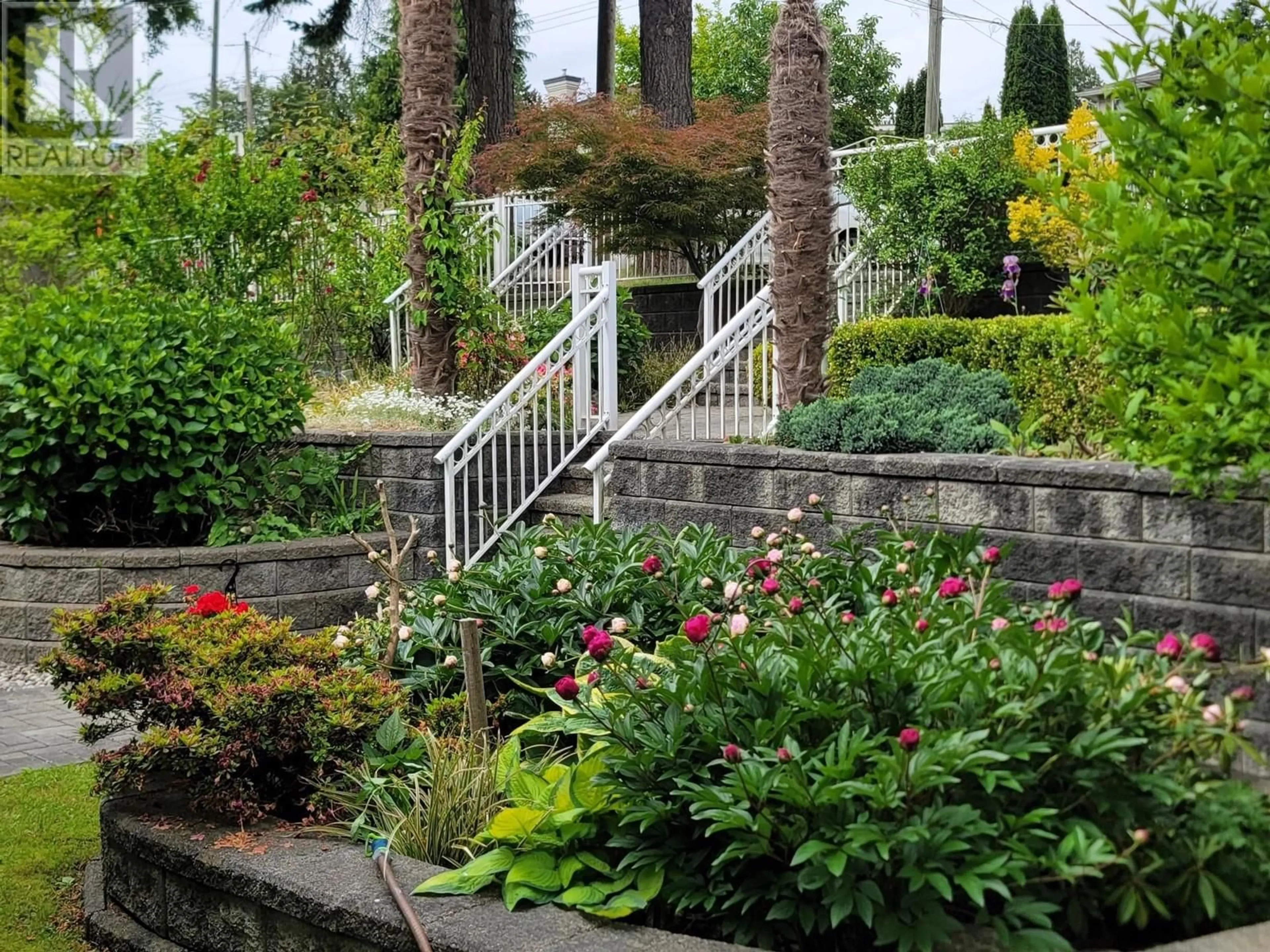 Patio, street for 3330 DOUGLAS ROAD, Burnaby British Columbia V5G3N9