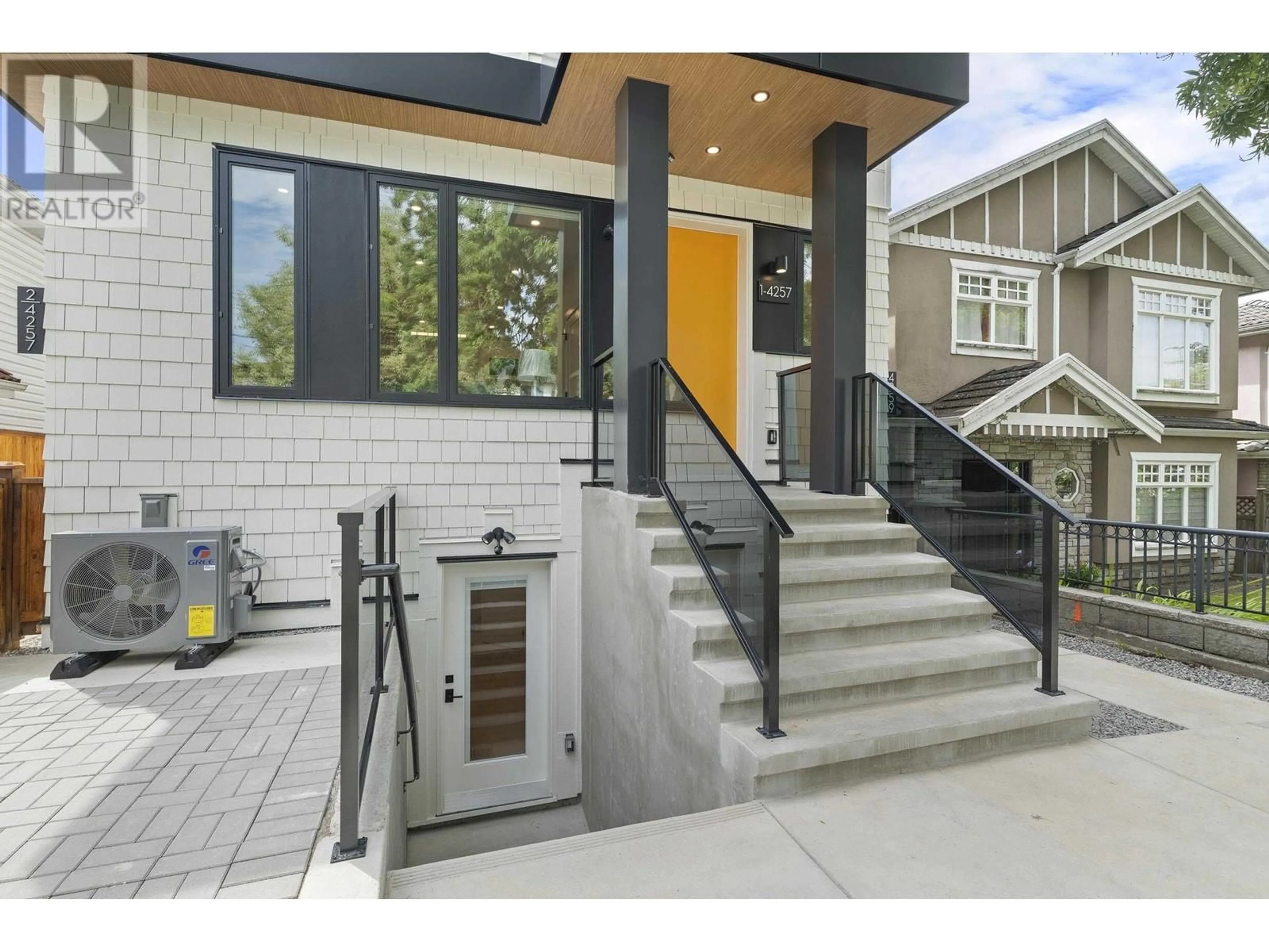 Indoor entryway for 1 - 4257 BEATRICE STREET, Vancouver British Columbia V5N4H9