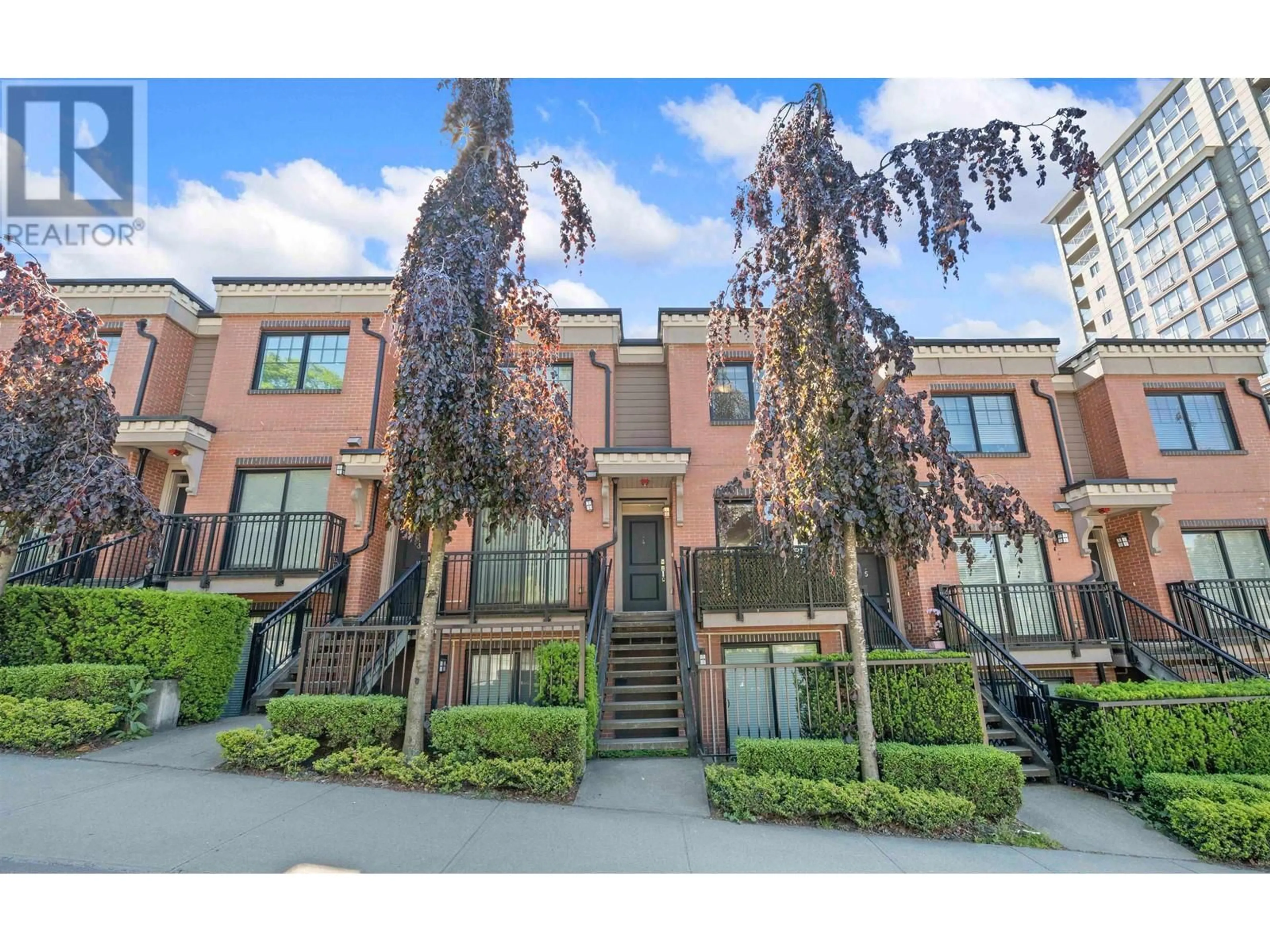 A pic from outside/outdoor area/front of a property/back of a property/a pic from drone, unknown for 4 - 838 ROYAL AVENUE, New Westminster British Columbia V3M1J9
