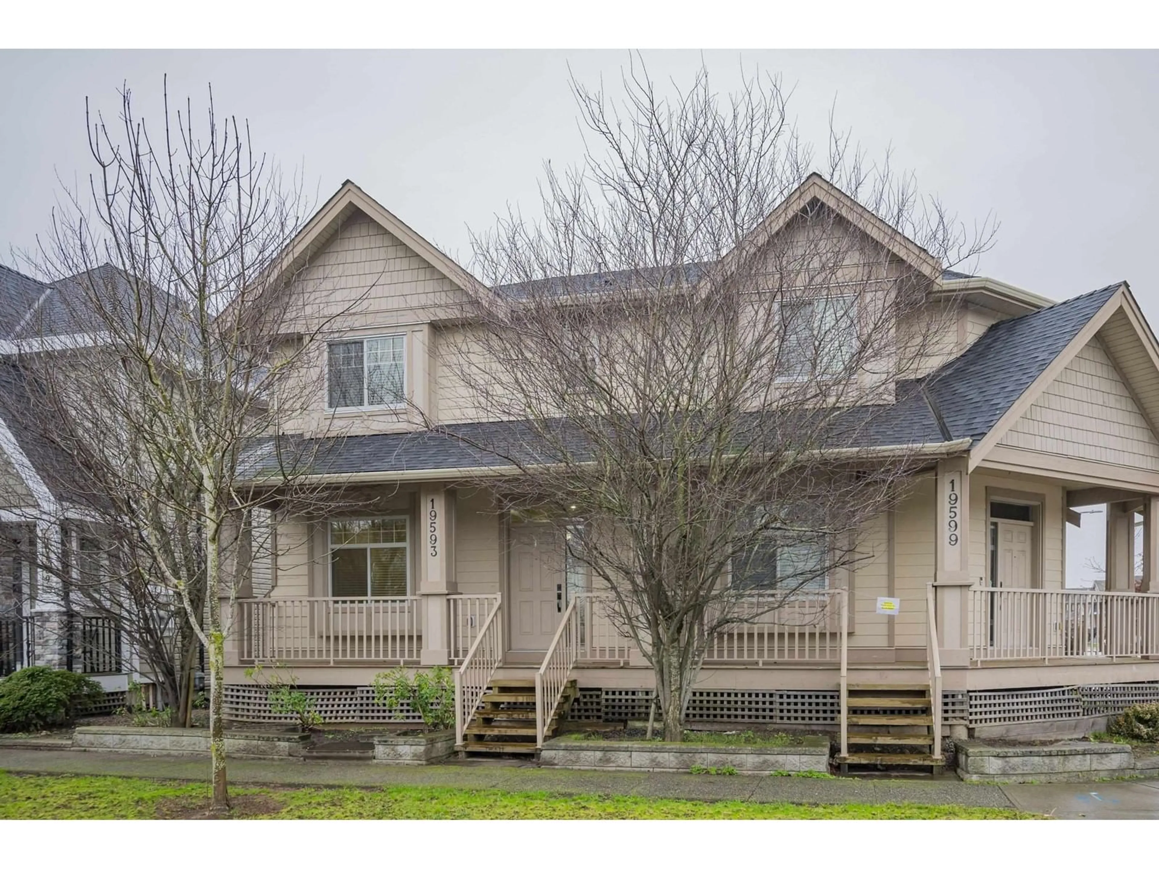 Home with vinyl exterior material, building for 19593 72, Surrey British Columbia V4N3E8
