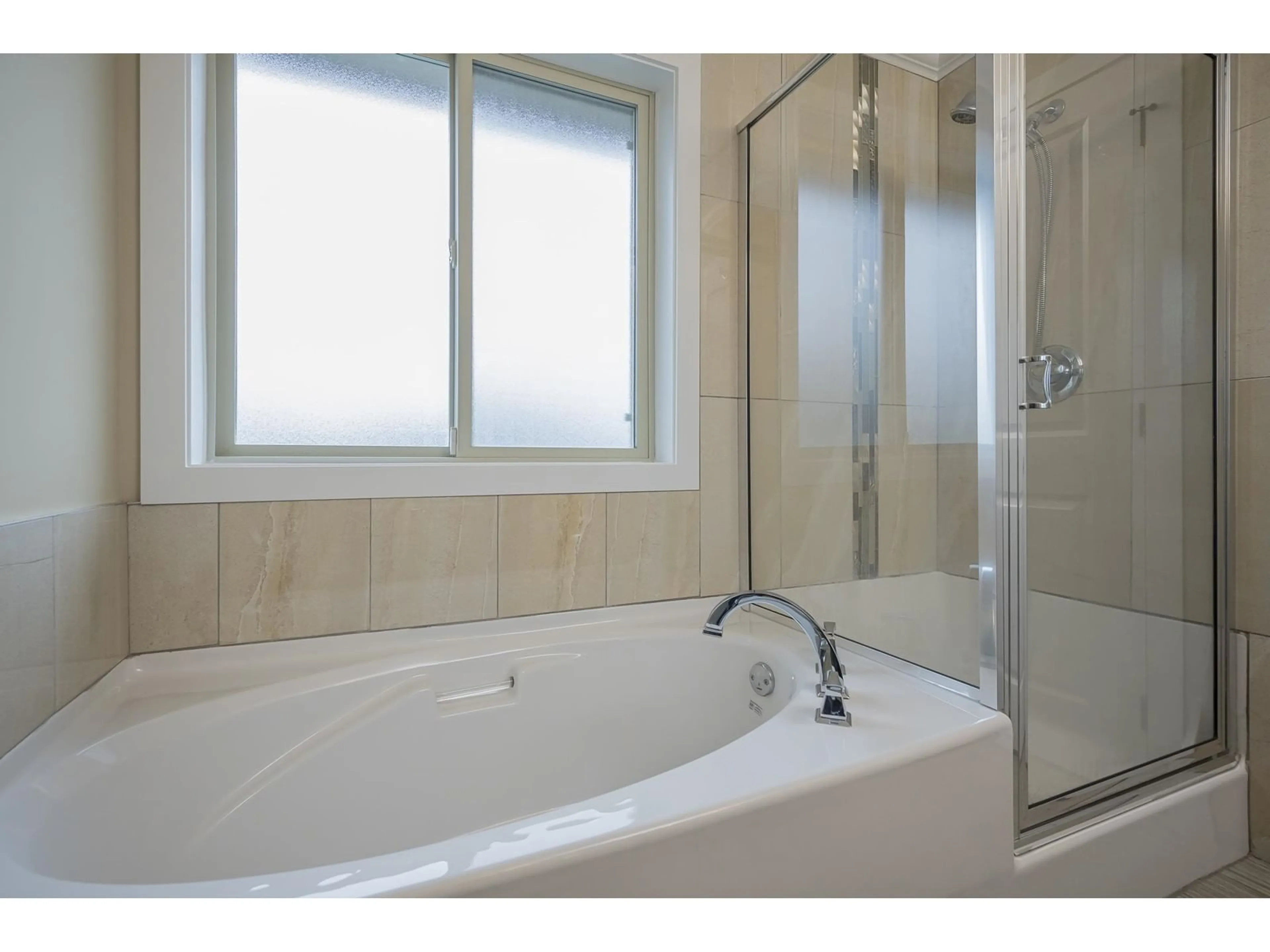 Standard bathroom, ceramic/tile floor for 19593 72, Surrey British Columbia V4N3E8
