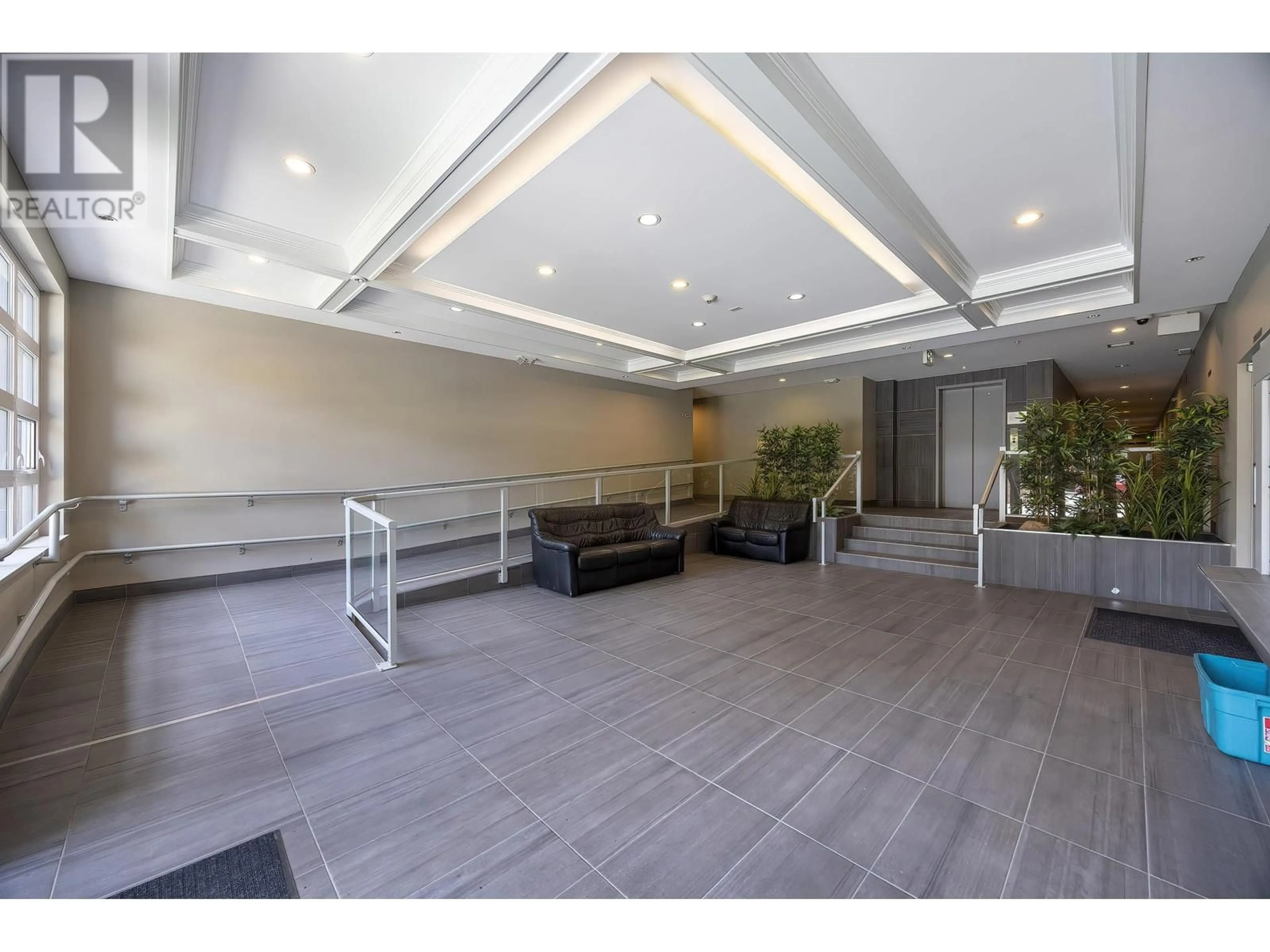 Indoor foyer for 401 - 6875 DUNBLANE AVENUE, Burnaby British Columbia V5J0G6