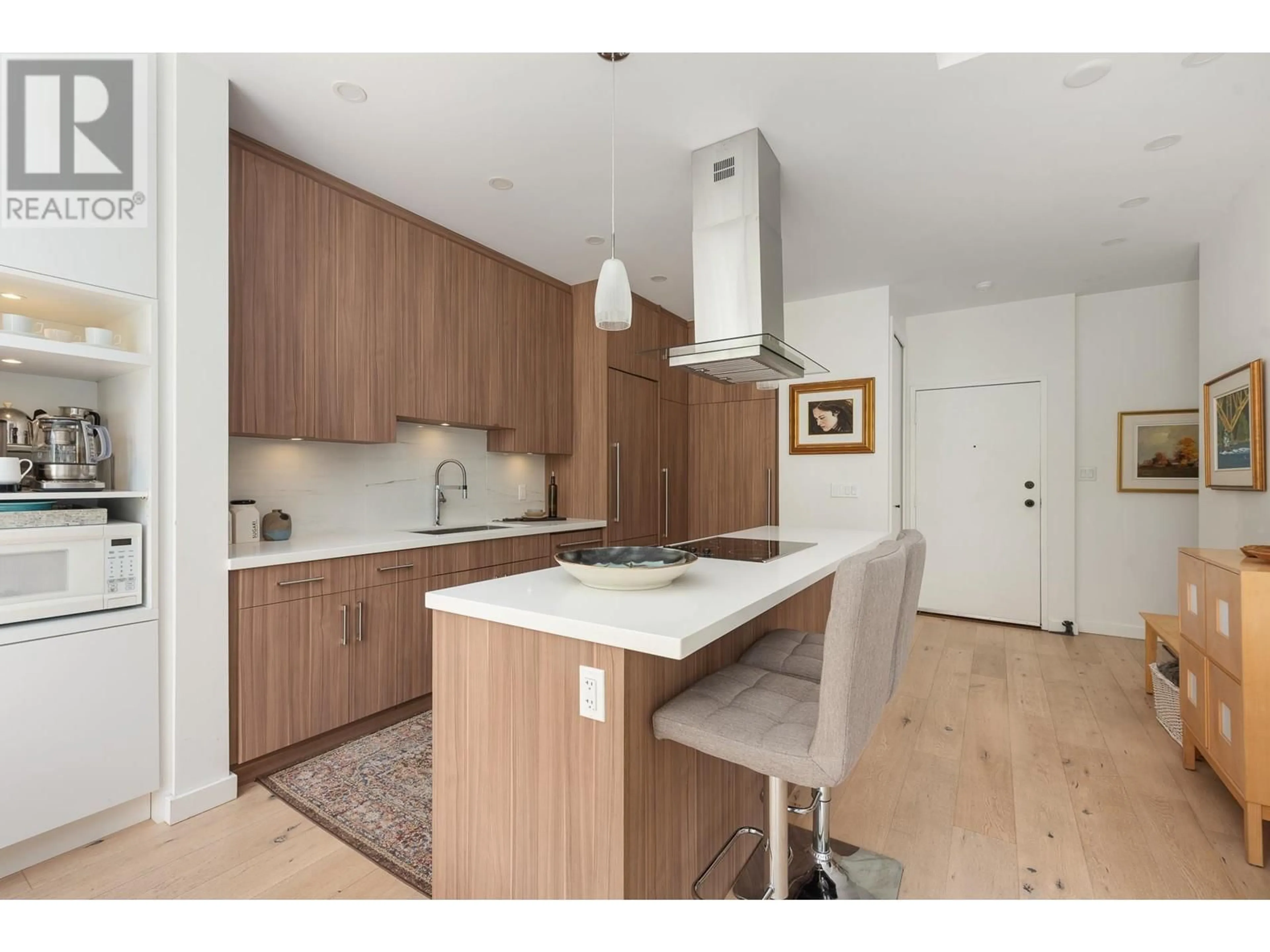 Open concept kitchen, wood/laminate floor for 115 - 1420 DUCHESS AVENUE, West Vancouver British Columbia V7T1H8
