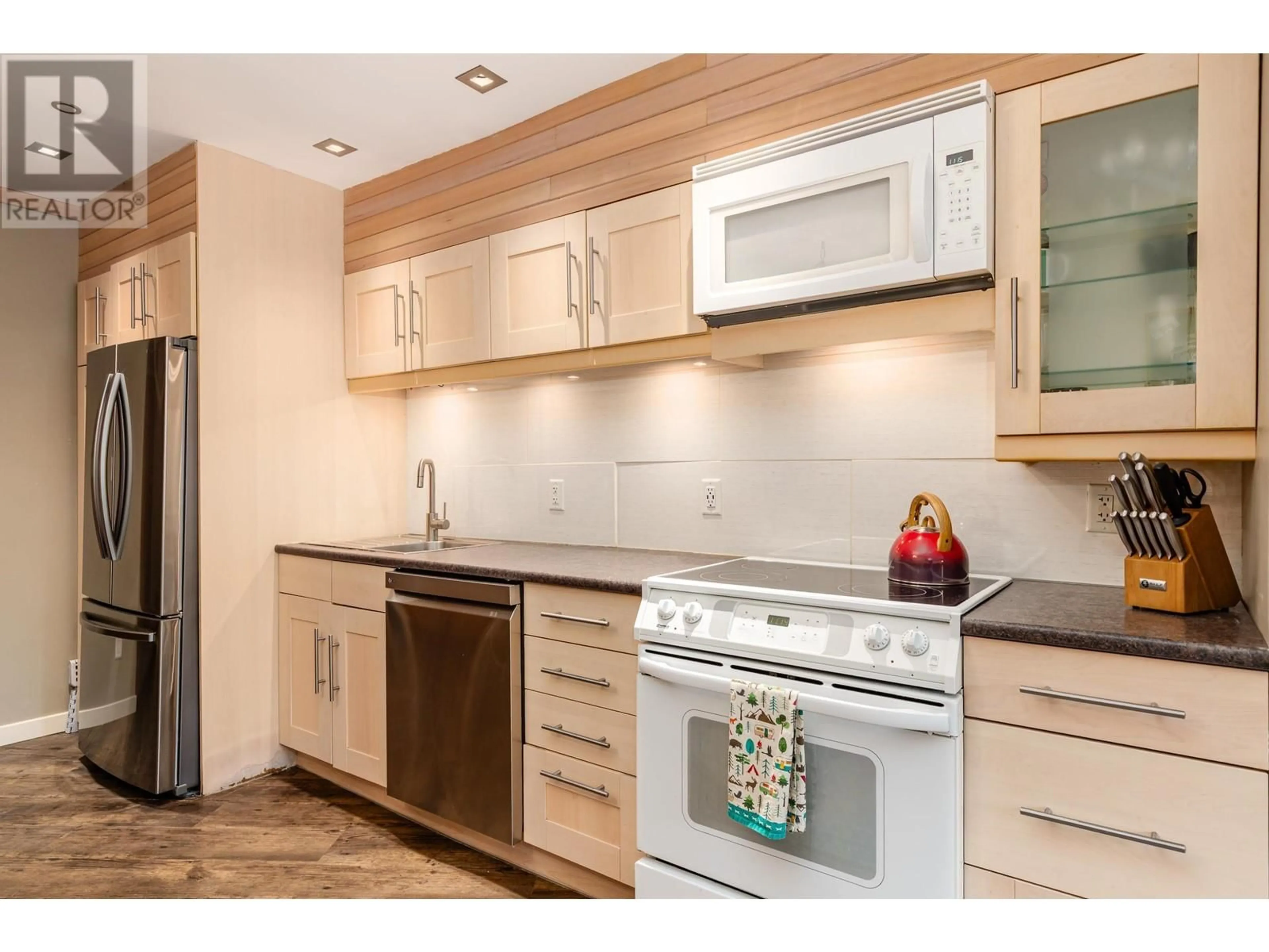 Standard kitchen, unknown for 105 - 2021 KAREN CRESCENT, Whistler British Columbia V8E0H1
