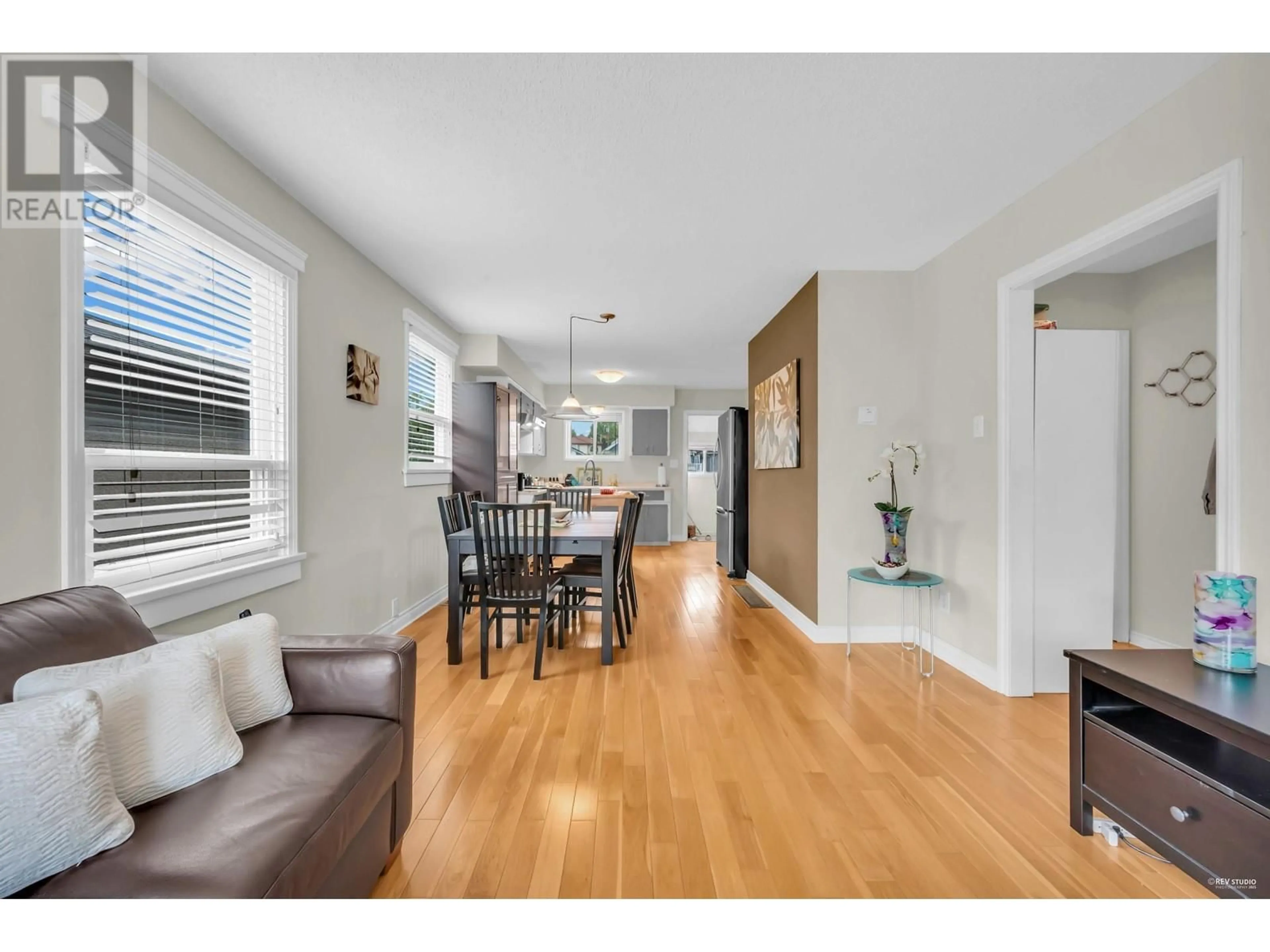 Open concept kitchen, wood/laminate floor for 3278 PARKER STREET, Vancouver British Columbia V5K2V8