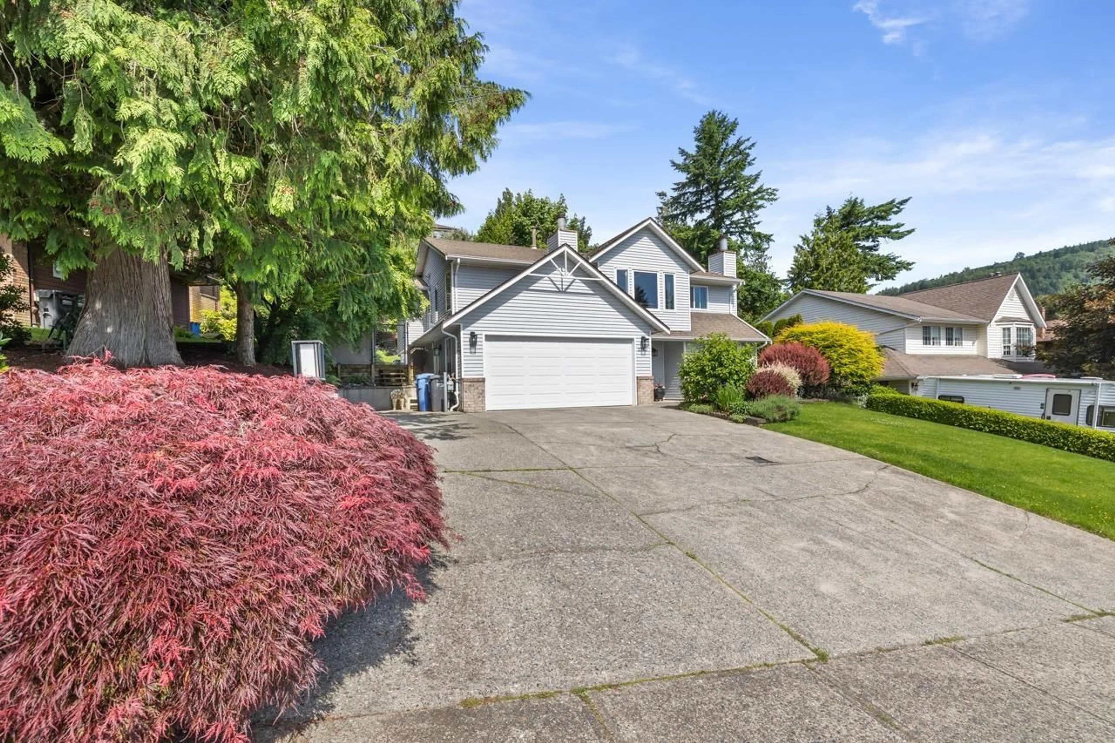 Home with vinyl exterior material, street for 2223 MOUNTAIN, Abbotsford British Columbia V3G1E2