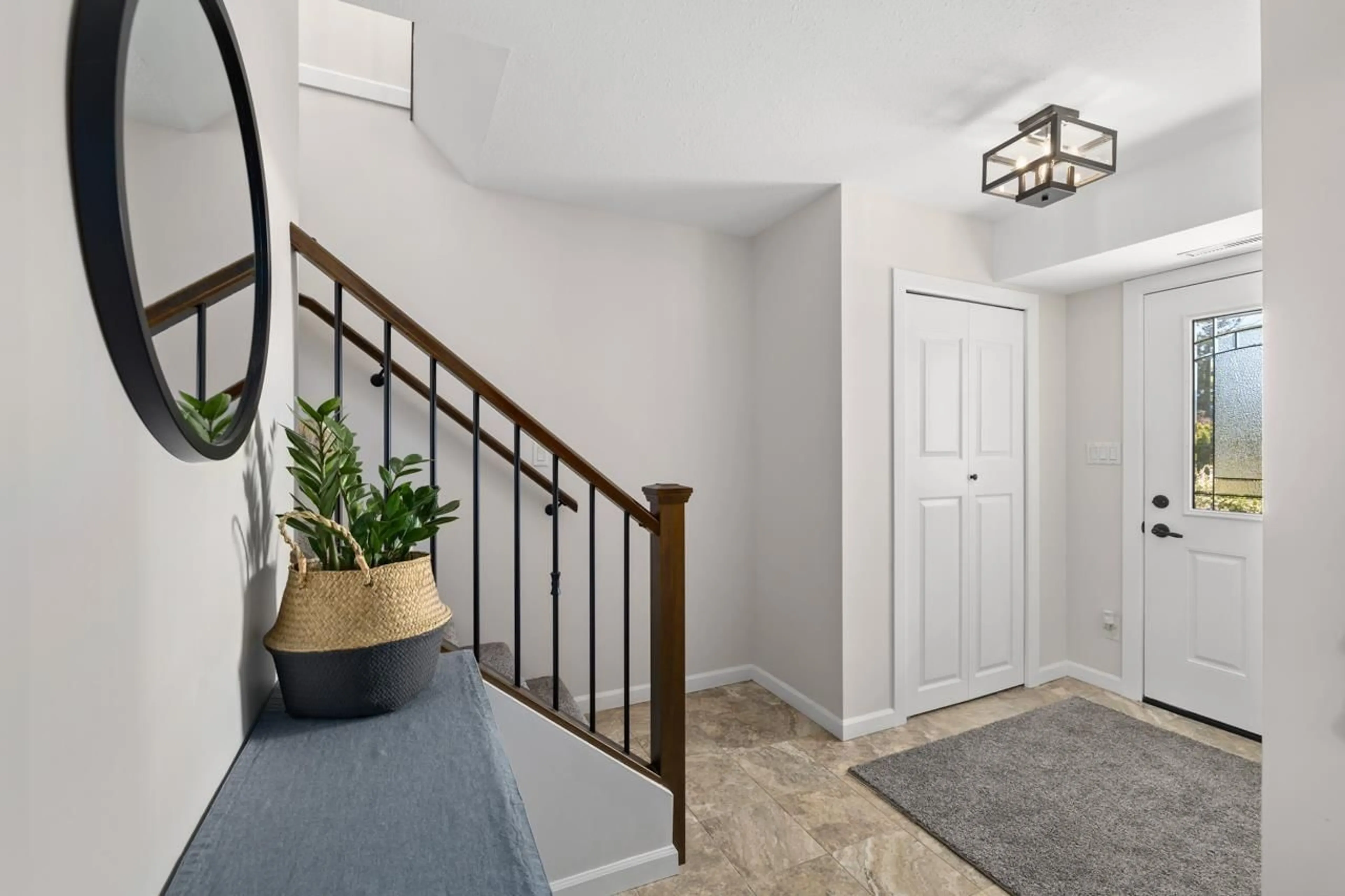 Indoor entryway for 2223 MOUNTAIN, Abbotsford British Columbia V3G1E2
