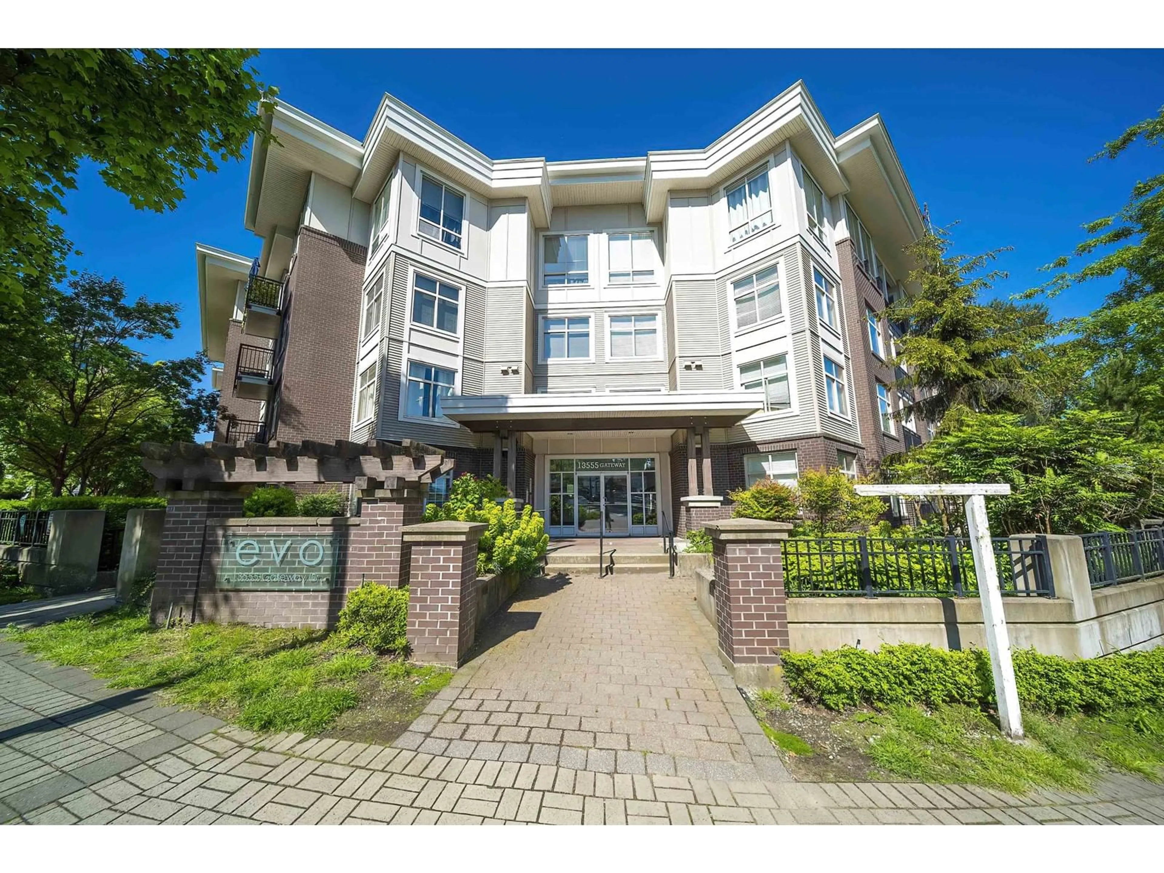 Indoor foyer for 402 - 13555 GATEWAY, Surrey British Columbia V3T0B5