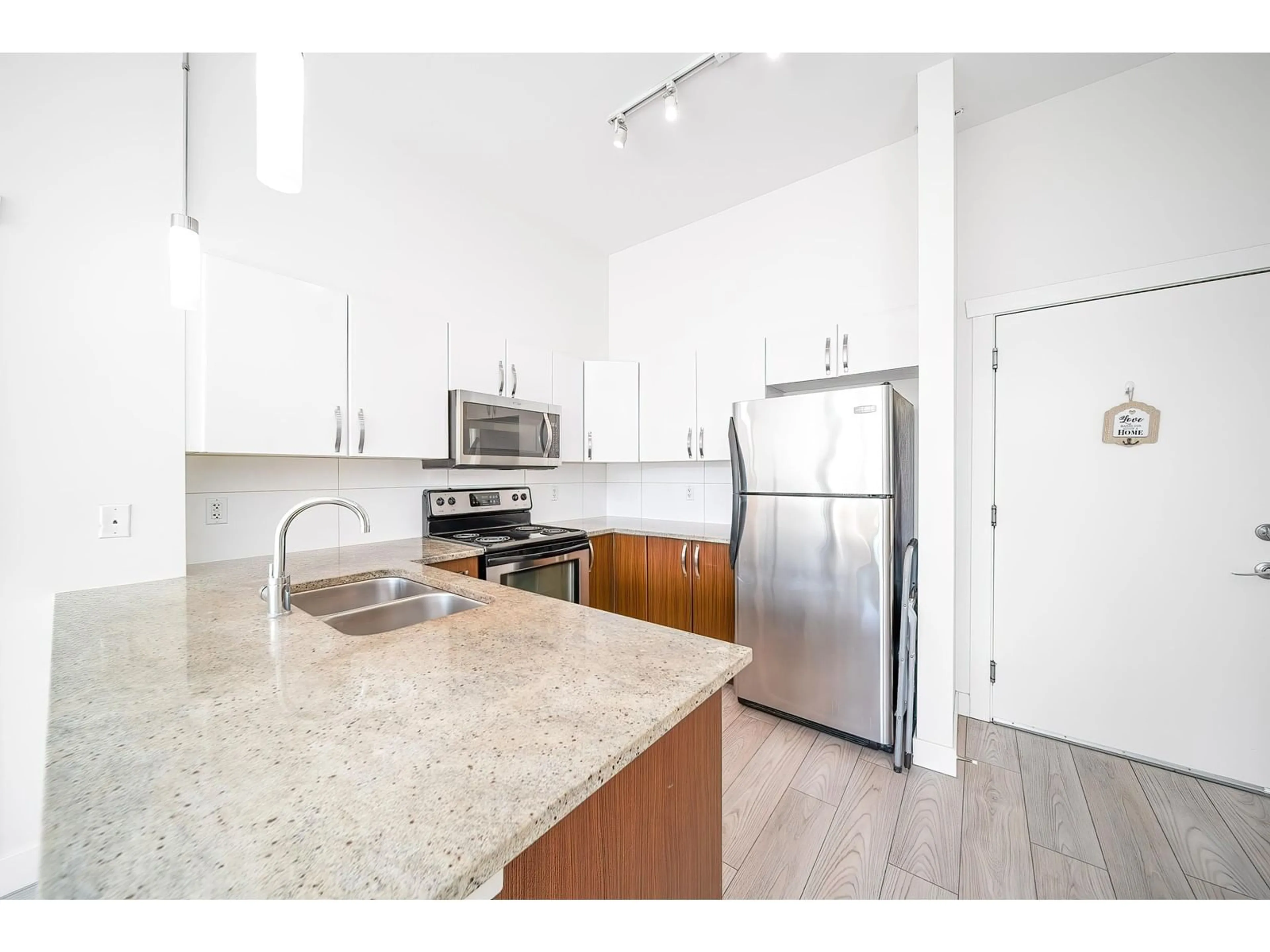 Standard kitchen, unknown for 402 - 13555 GATEWAY, Surrey British Columbia V3T0B5