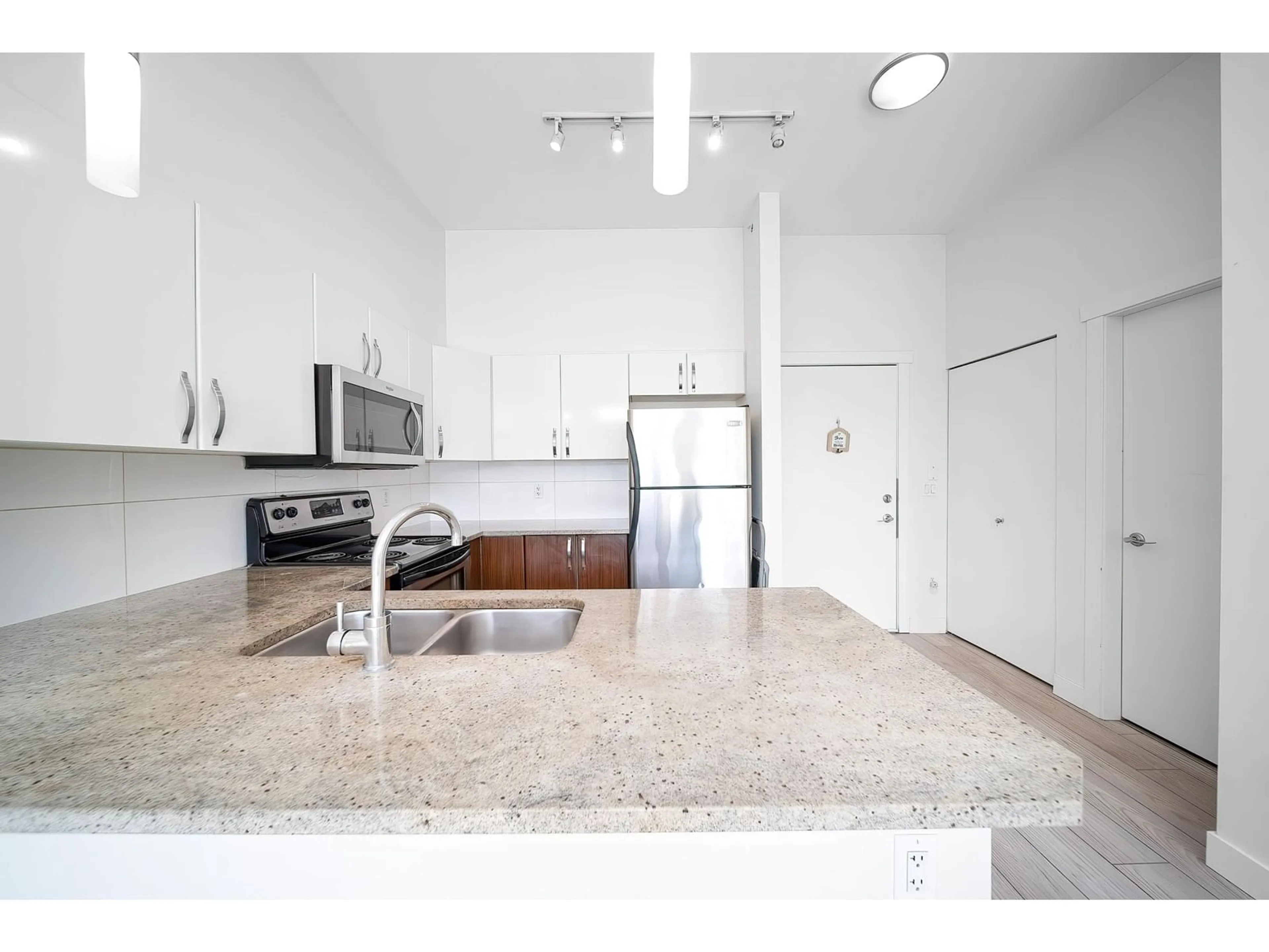 Standard kitchen, unknown for 402 - 13555 GATEWAY, Surrey British Columbia V3T0B5