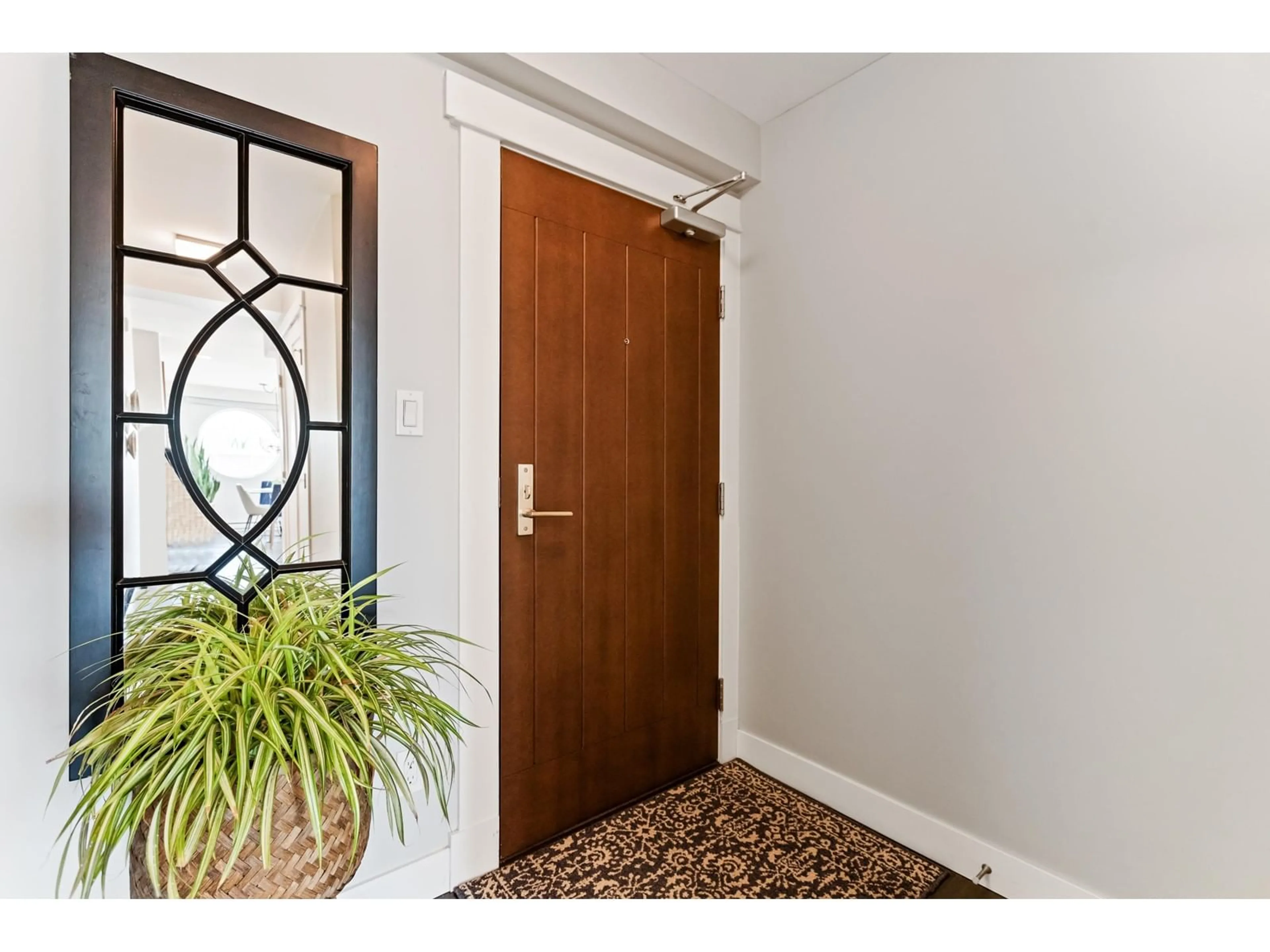 Indoor entryway for 502 - 14955 VICTORIA, White Rock British Columbia V4B1G2