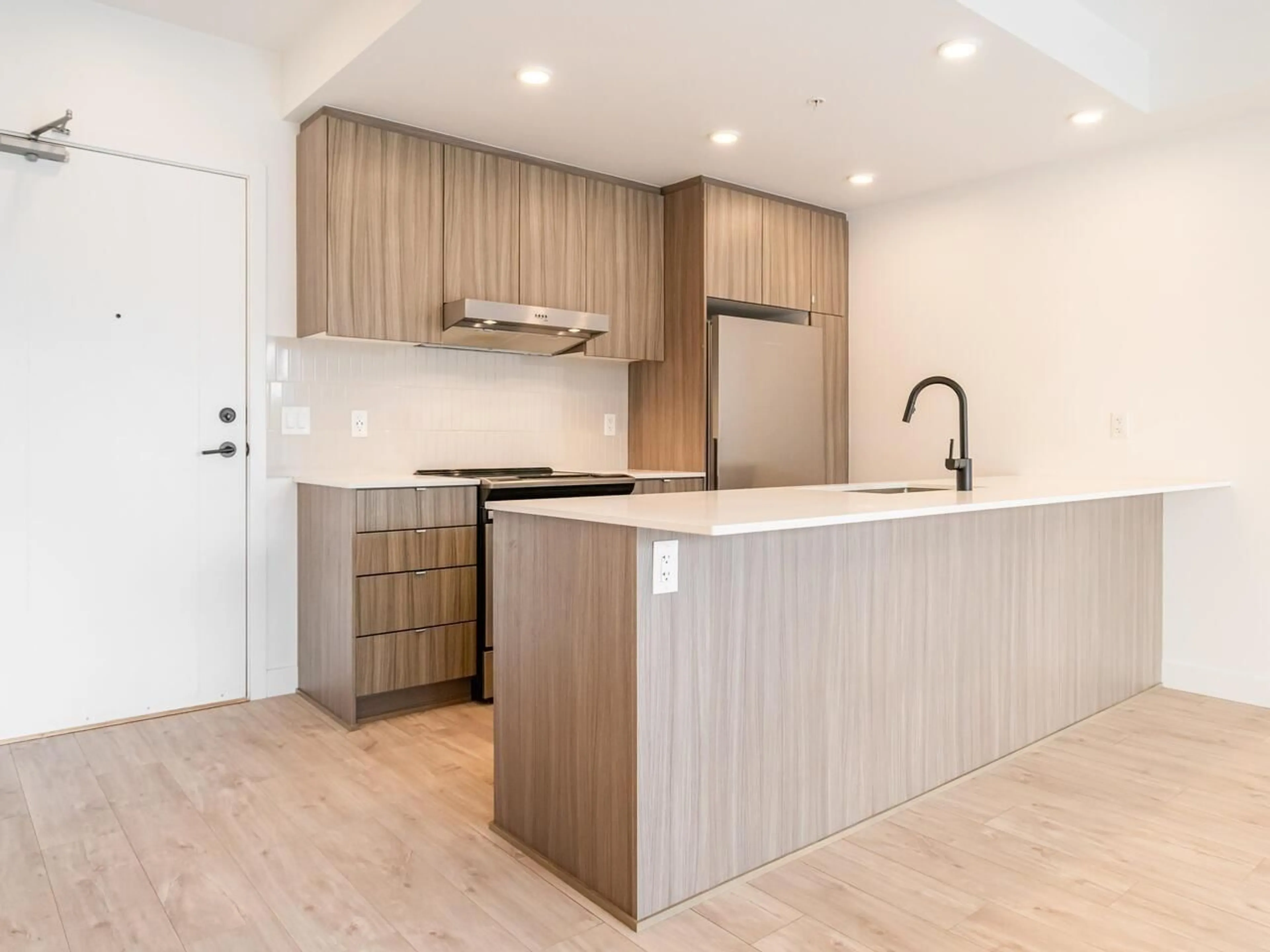 Open concept kitchen, wood/laminate floor for 304 - 32838 LANDEAU, Abbotsford British Columbia V2S0M6