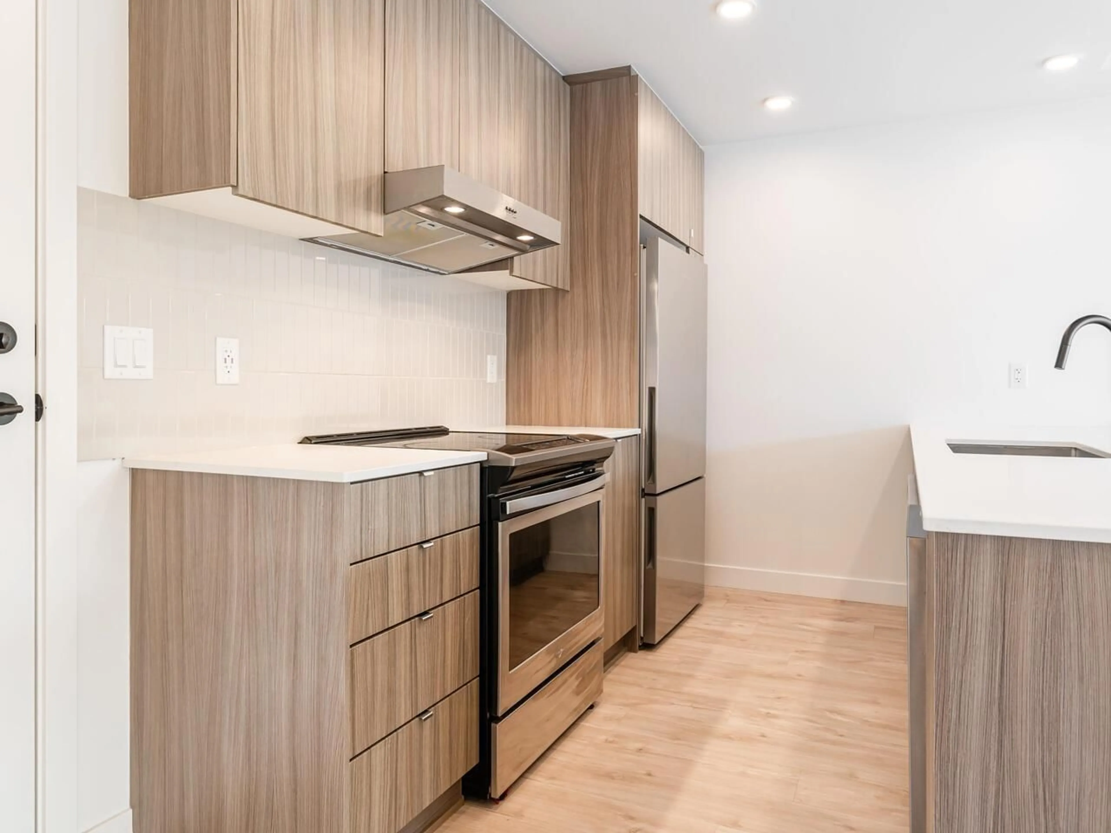 Standard kitchen, wood/laminate floor for 304 - 32838 LANDEAU, Abbotsford British Columbia V2S0M6