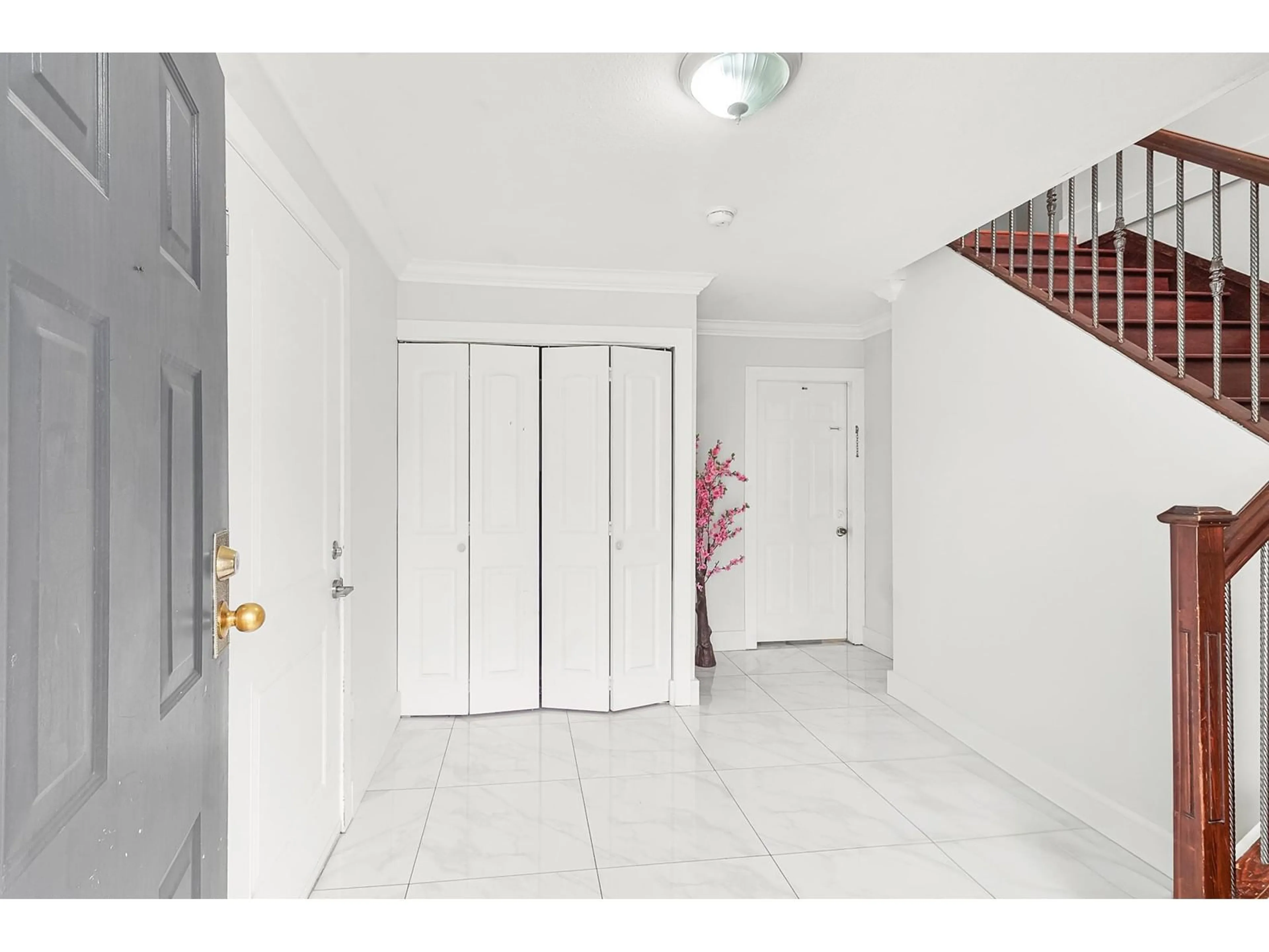Indoor foyer for 31910 MAYNE, Abbotsford British Columbia V2T4W9