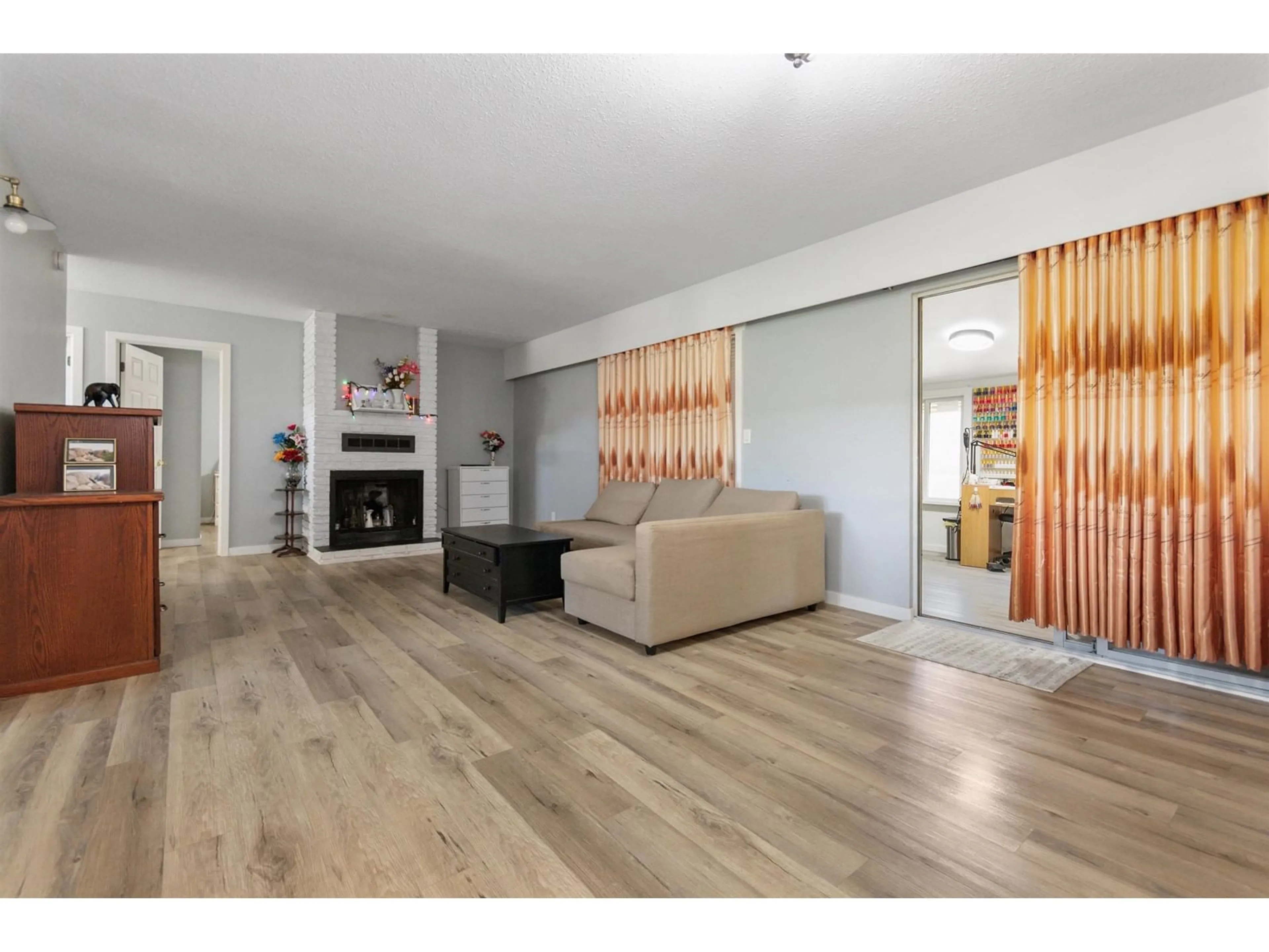 Living room with furniture, wood/laminate floor for 8684 BROADWAY ROAD, Chilliwack British Columbia V2P5V6
