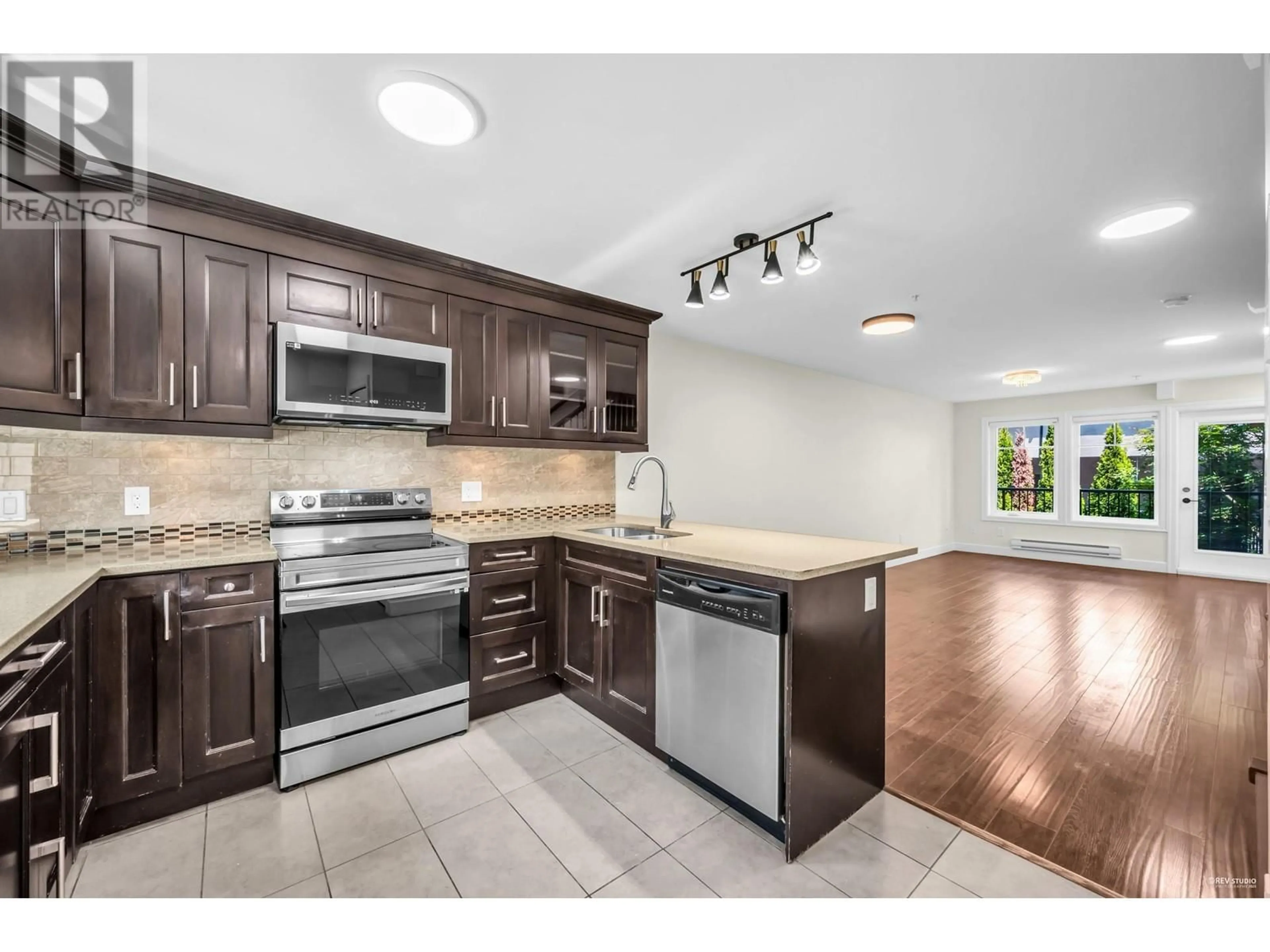 Open concept kitchen, ceramic/tile floor for 201 - 423 8TH STREET, New Westminster British Columbia V3M3R5