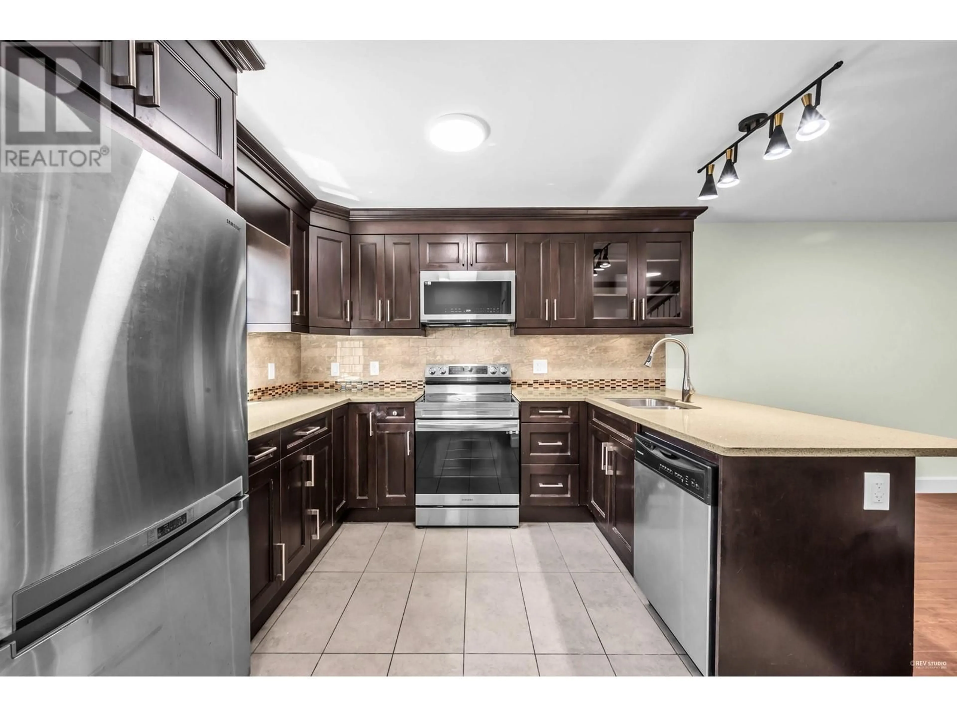 Standard kitchen, ceramic/tile floor for 201 - 423 8TH STREET, New Westminster British Columbia V3M3R5