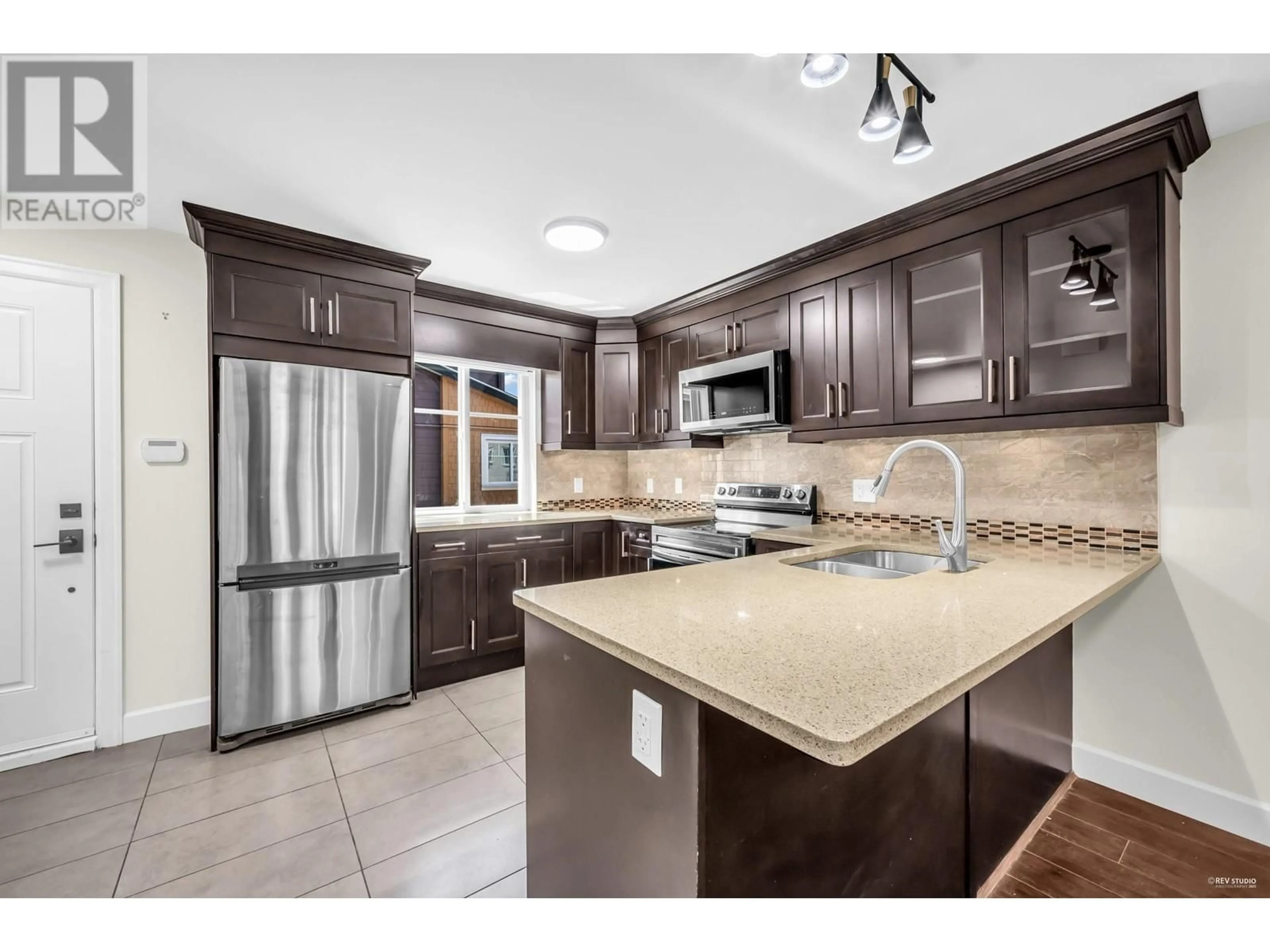 Open concept kitchen, ceramic/tile floor for 201 - 423 8TH STREET, New Westminster British Columbia V3M3R5