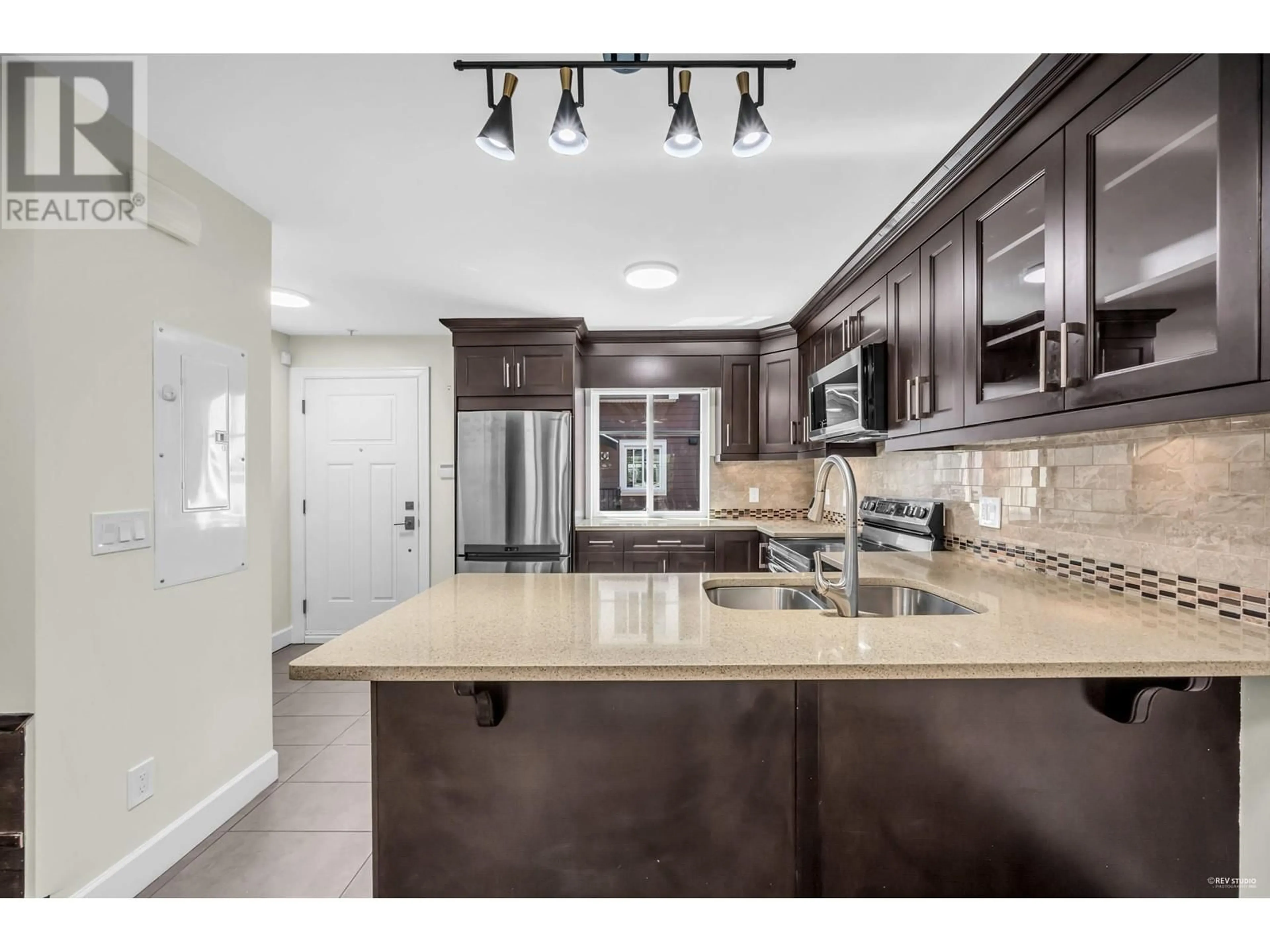 Open concept kitchen, ceramic/tile floor for 201 - 423 8TH STREET, New Westminster British Columbia V3M3R5