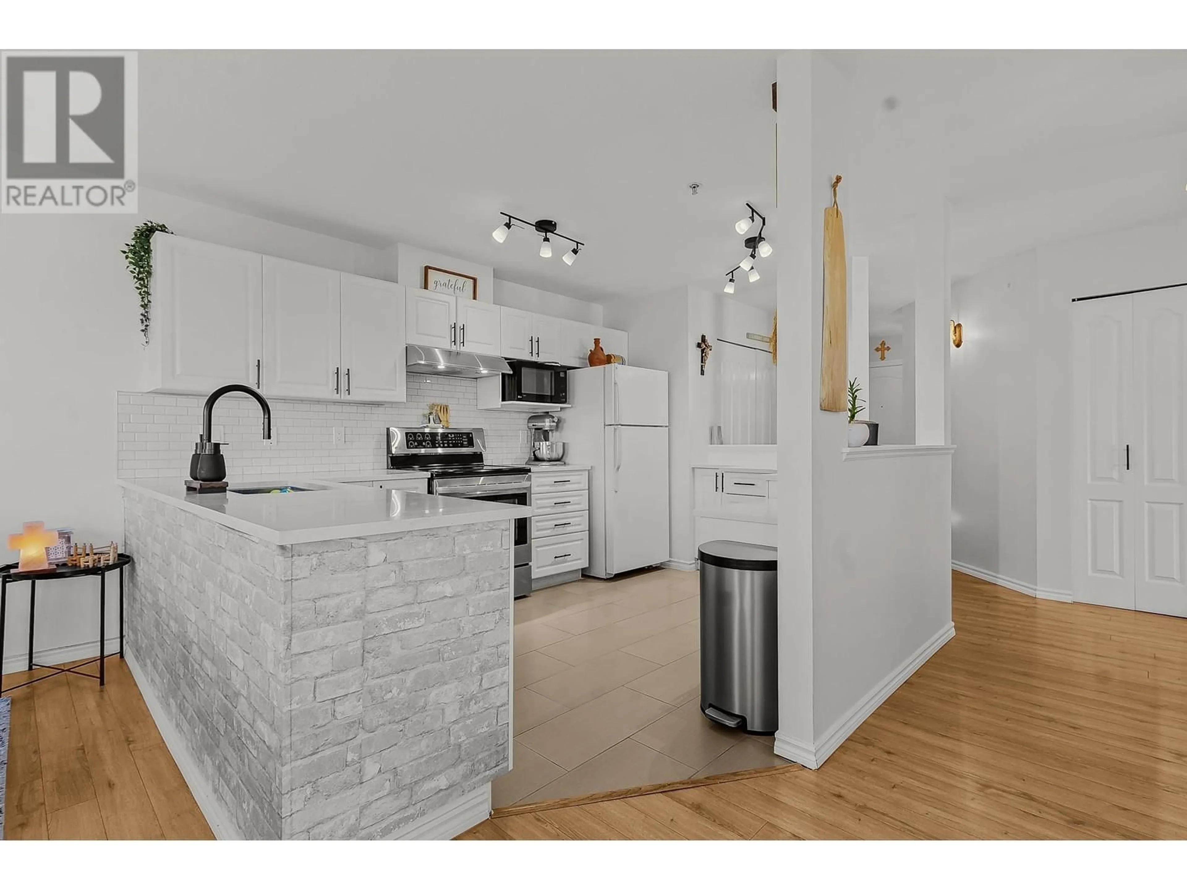 Open concept kitchen, unknown for 501 - 22230 NORTH AVENUE, Maple Ridge British Columbia V2X2L5