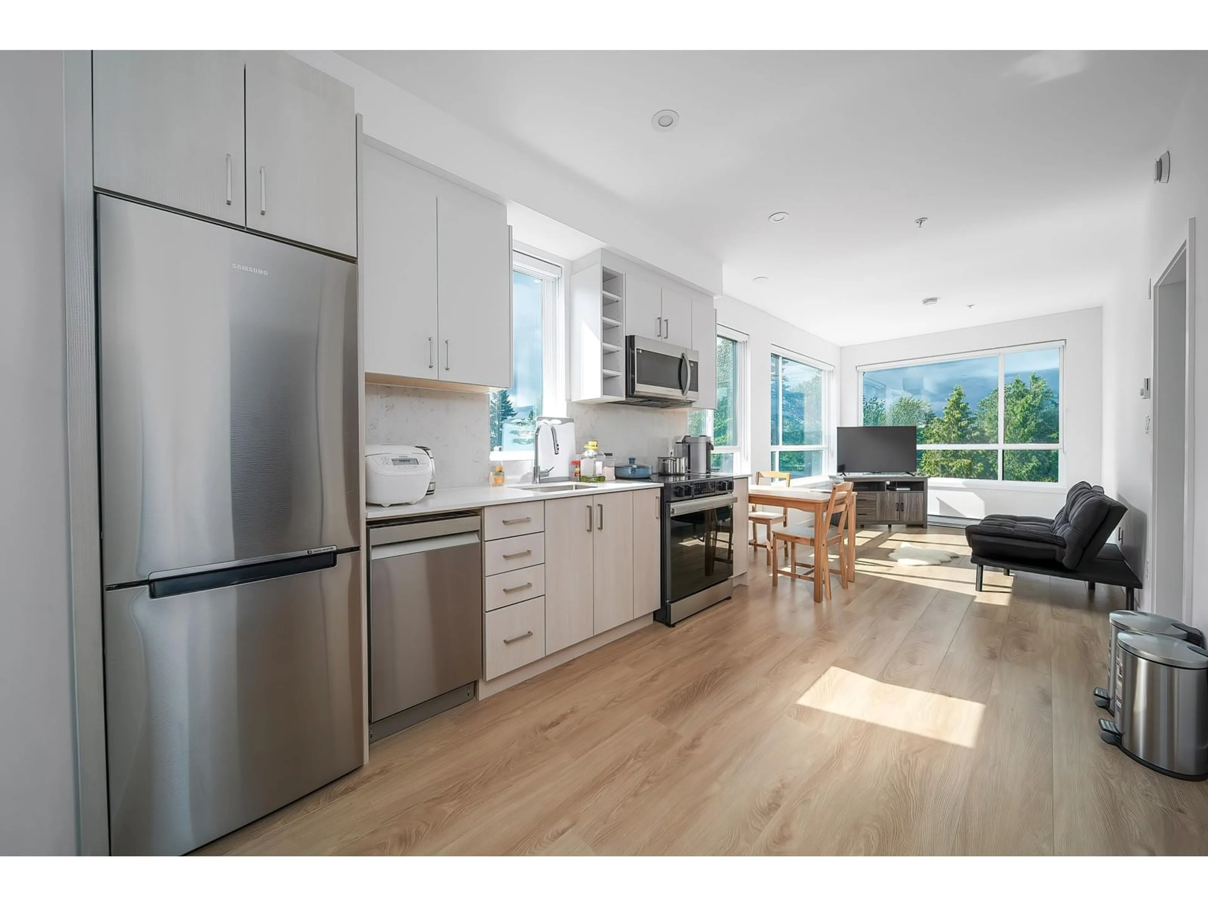 Open concept kitchen, wood/laminate floor for 511 - 13858 108, Surrey British Columbia V3T0T8