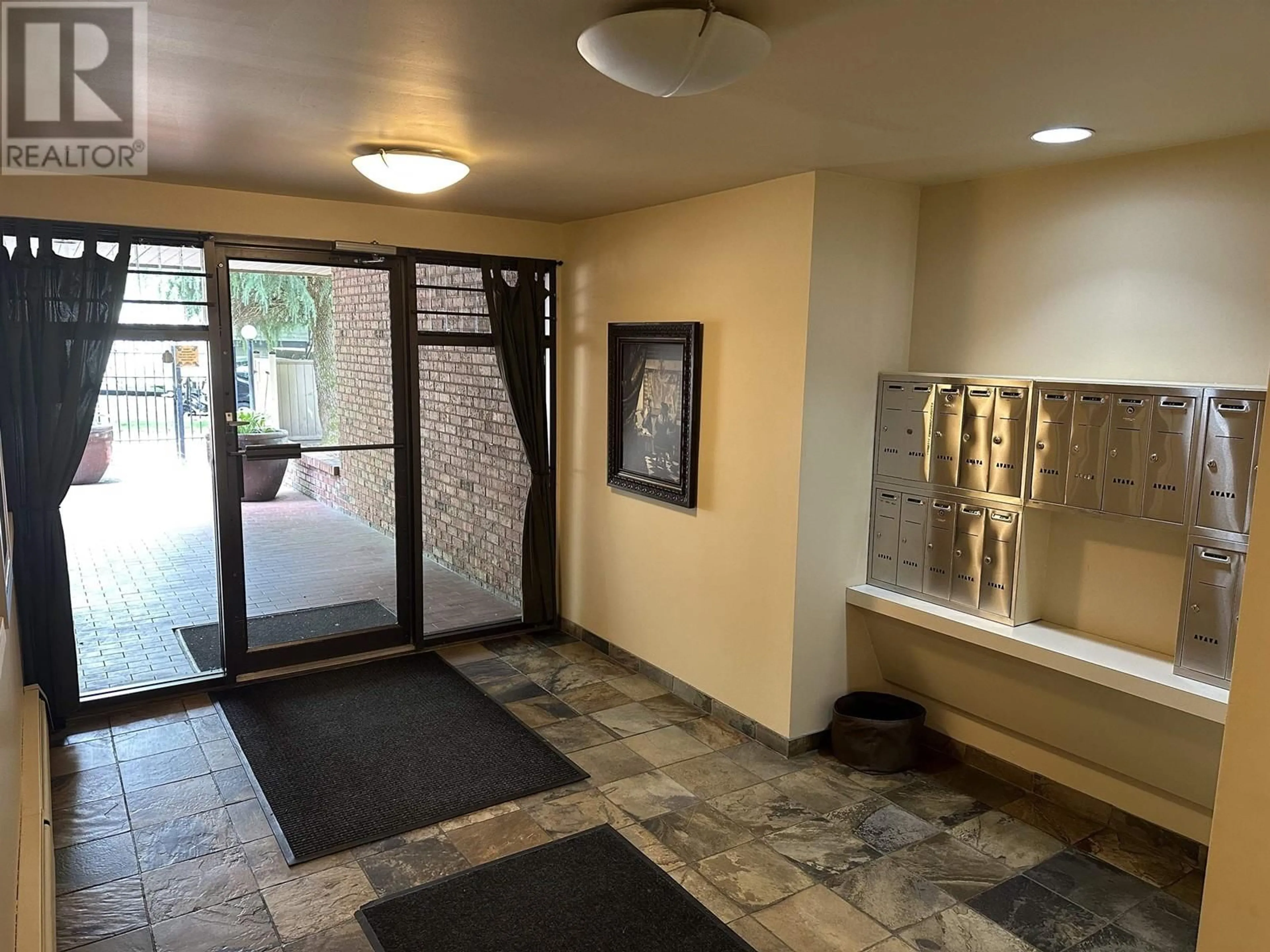 Indoor foyer for 306 - 2234 PRINCE ALBERT STREET, Vancouver British Columbia V5T4K9