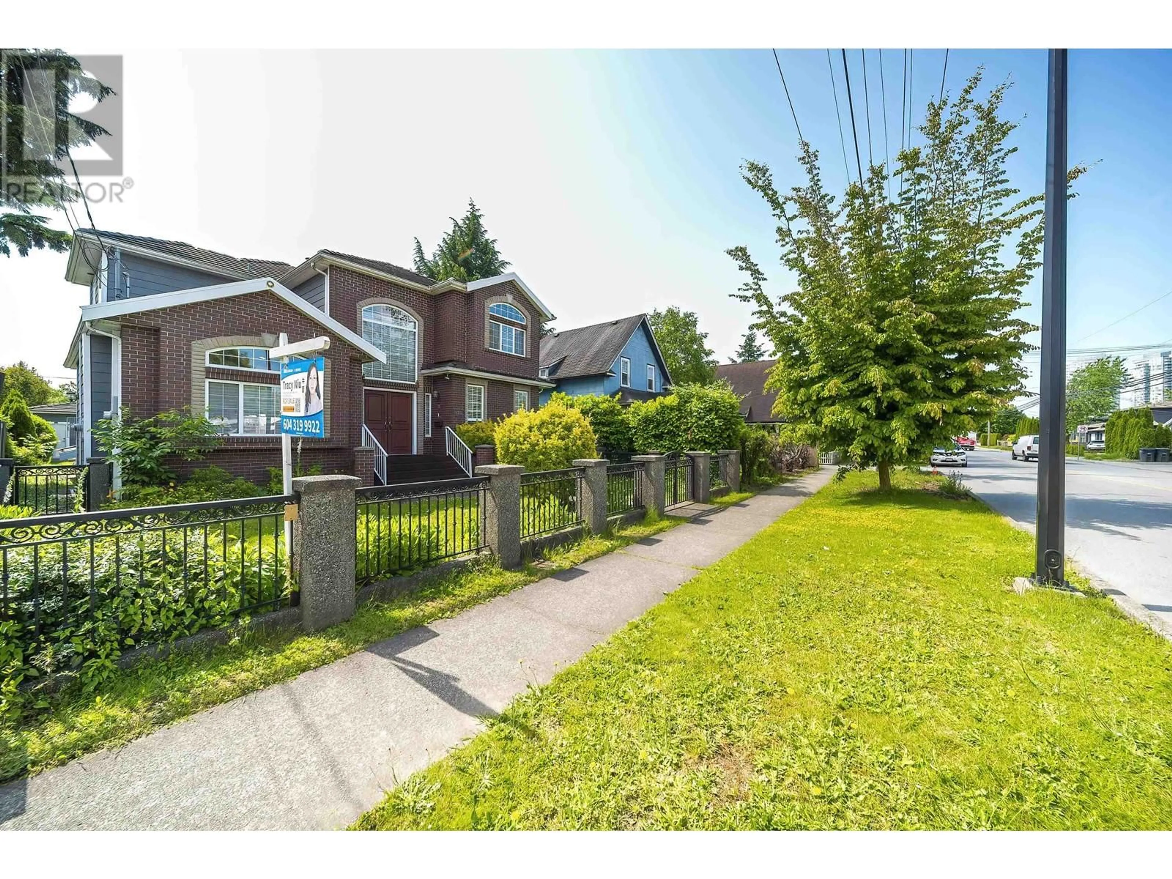 A pic from outside/outdoor area/front of a property/back of a property/a pic from drone, street for 1312 TENTH AVENUE, New Westminster British Columbia V3M3H9