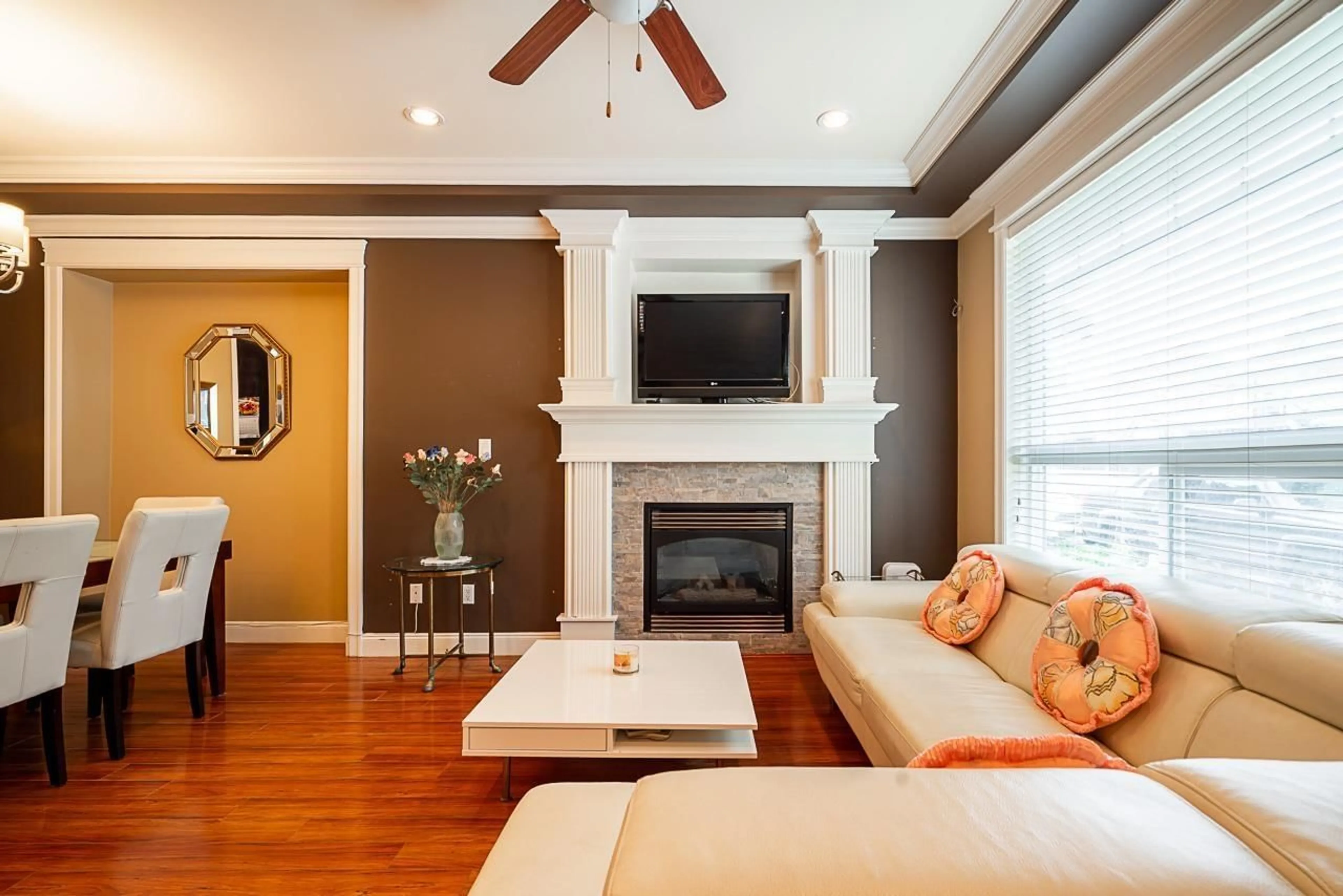Living room with furniture, wood/laminate floor for 12838 60, Surrey British Columbia V3X0B9