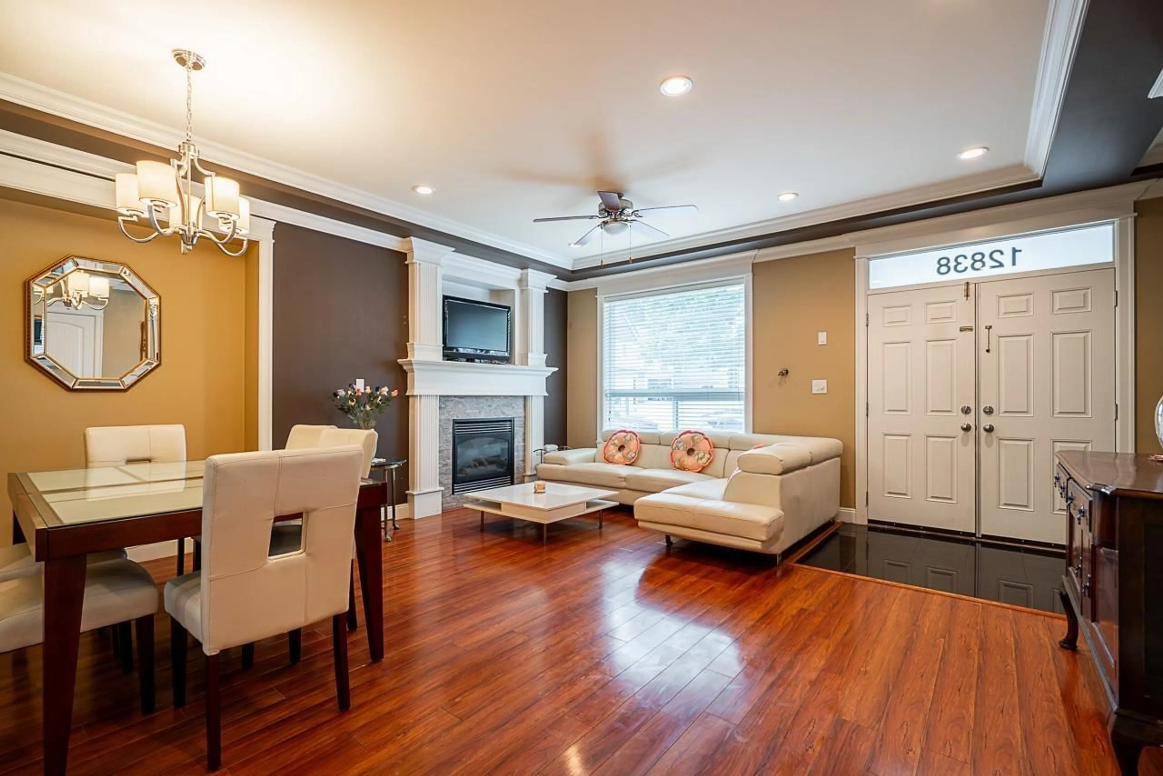 Living room with furniture, wood/laminate floor for 12838 60, Surrey British Columbia V3X0B9