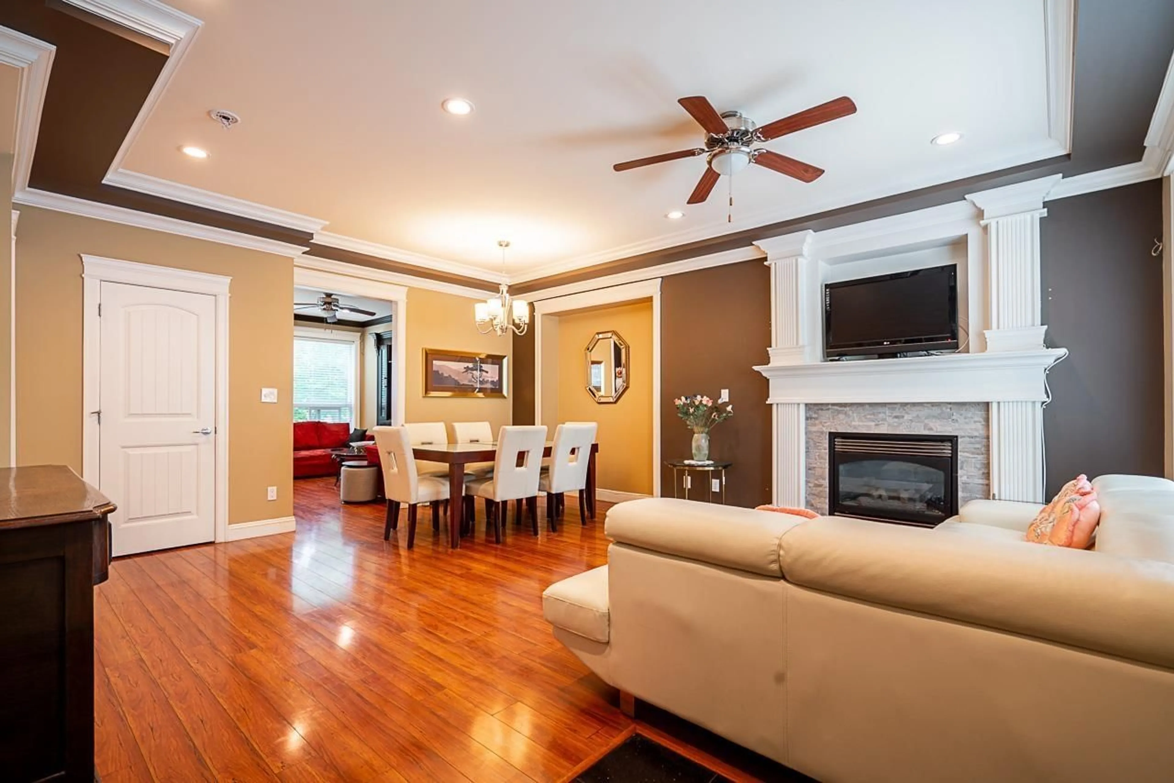 Living room with furniture, wood/laminate floor for 12838 60, Surrey British Columbia V3X0B9